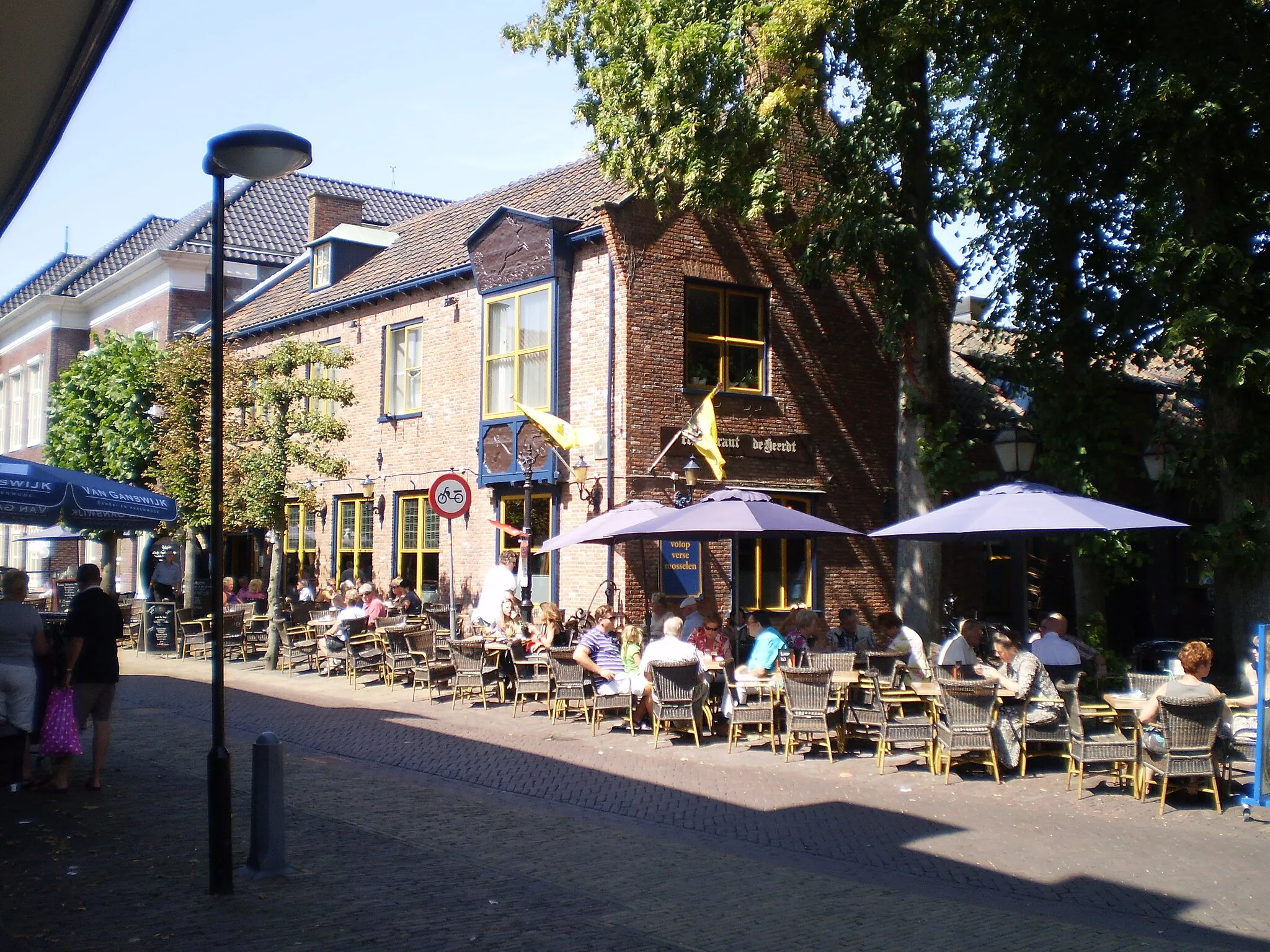 Photo showing: Begjin fan de Buorren, rjochts stiet de tsjerke, yn Putten.