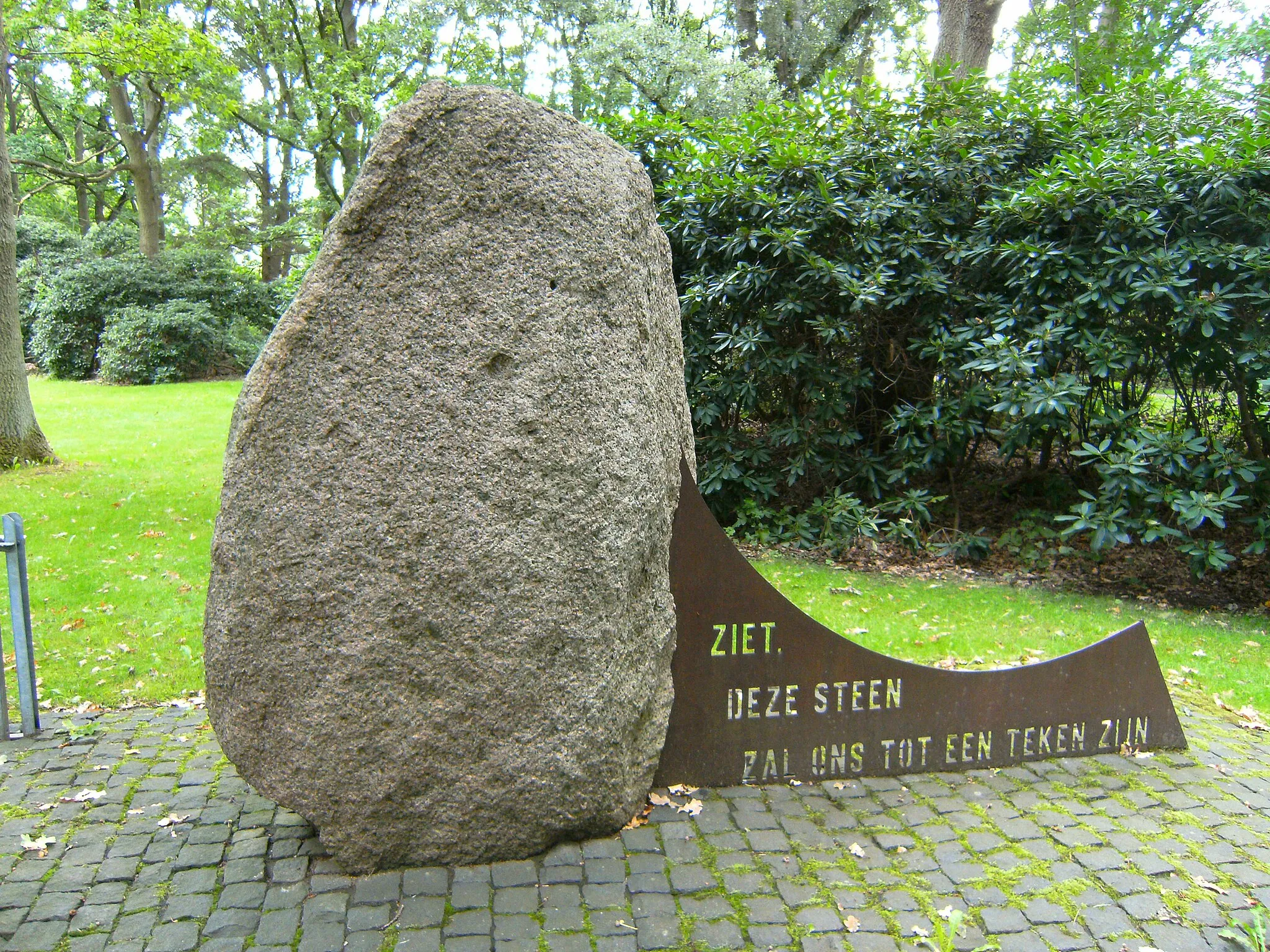 Photo showing: Hamburg, Memorial of Neuengamme concentration camp: memorial area, memorial stone on Putten. In memory of the victims of the deportation 1944.