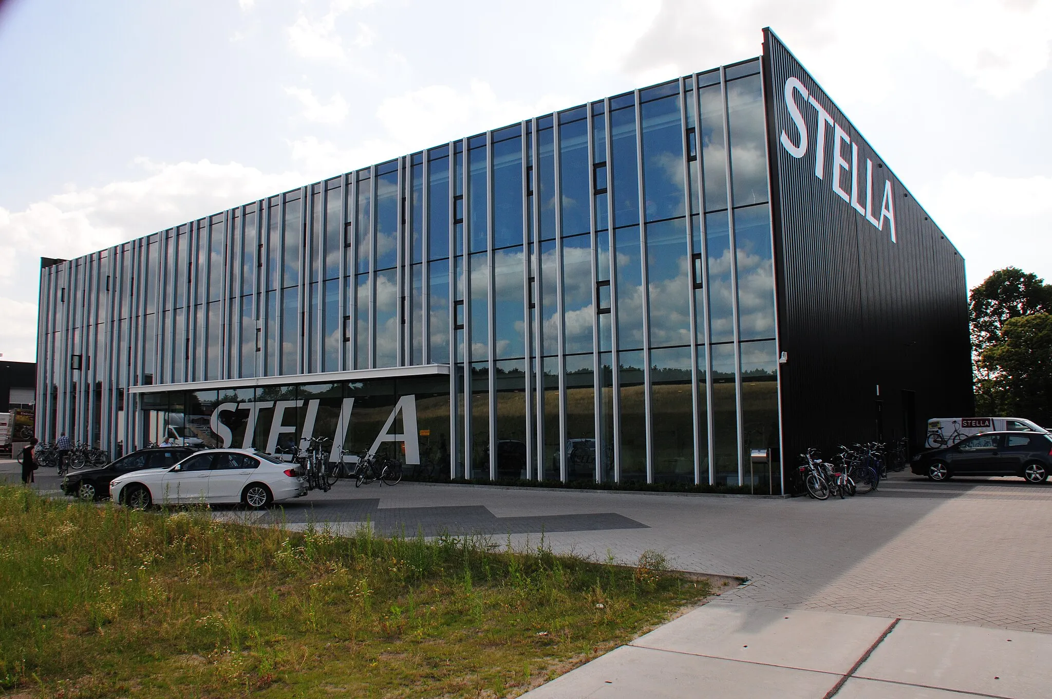 Photo showing: Brand new assembly/selling hall for Stella e-bikes at Nunspeet at 6 July 2015