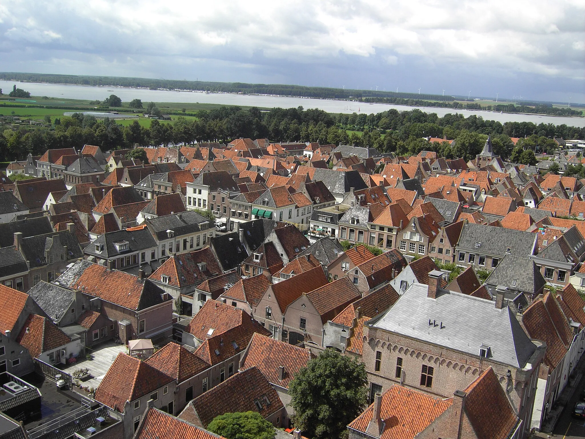 Photo showing: Elburg - Gelderland - Nederland - Zicht vanop kerktoren. Boven het Veluwemeer. Rechts de toren van de Vischpoort.