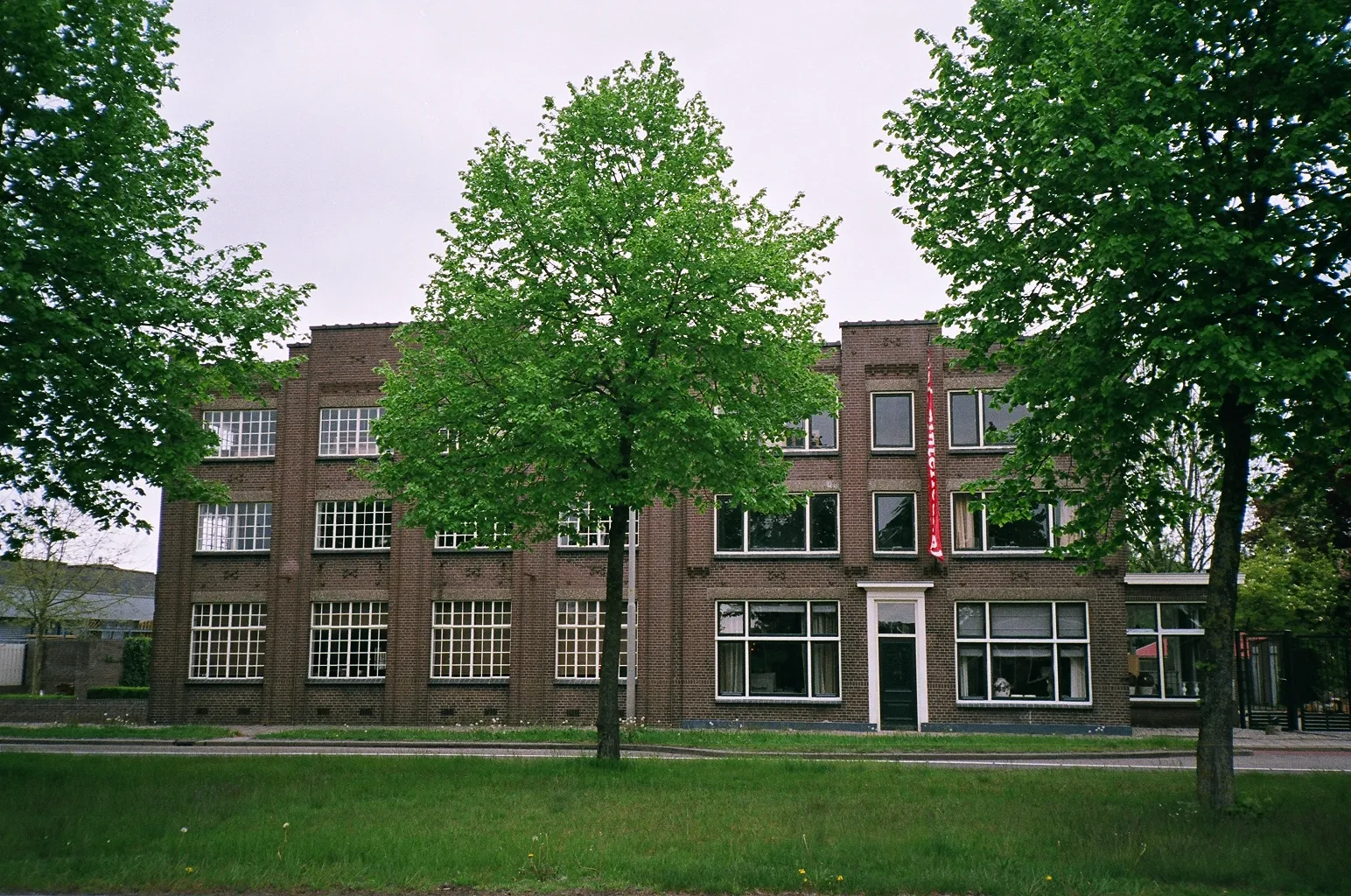 Photo showing: Former Union factory building, Den Hulst, Overijssel, May 2010. Photo: Ni'jluuseger