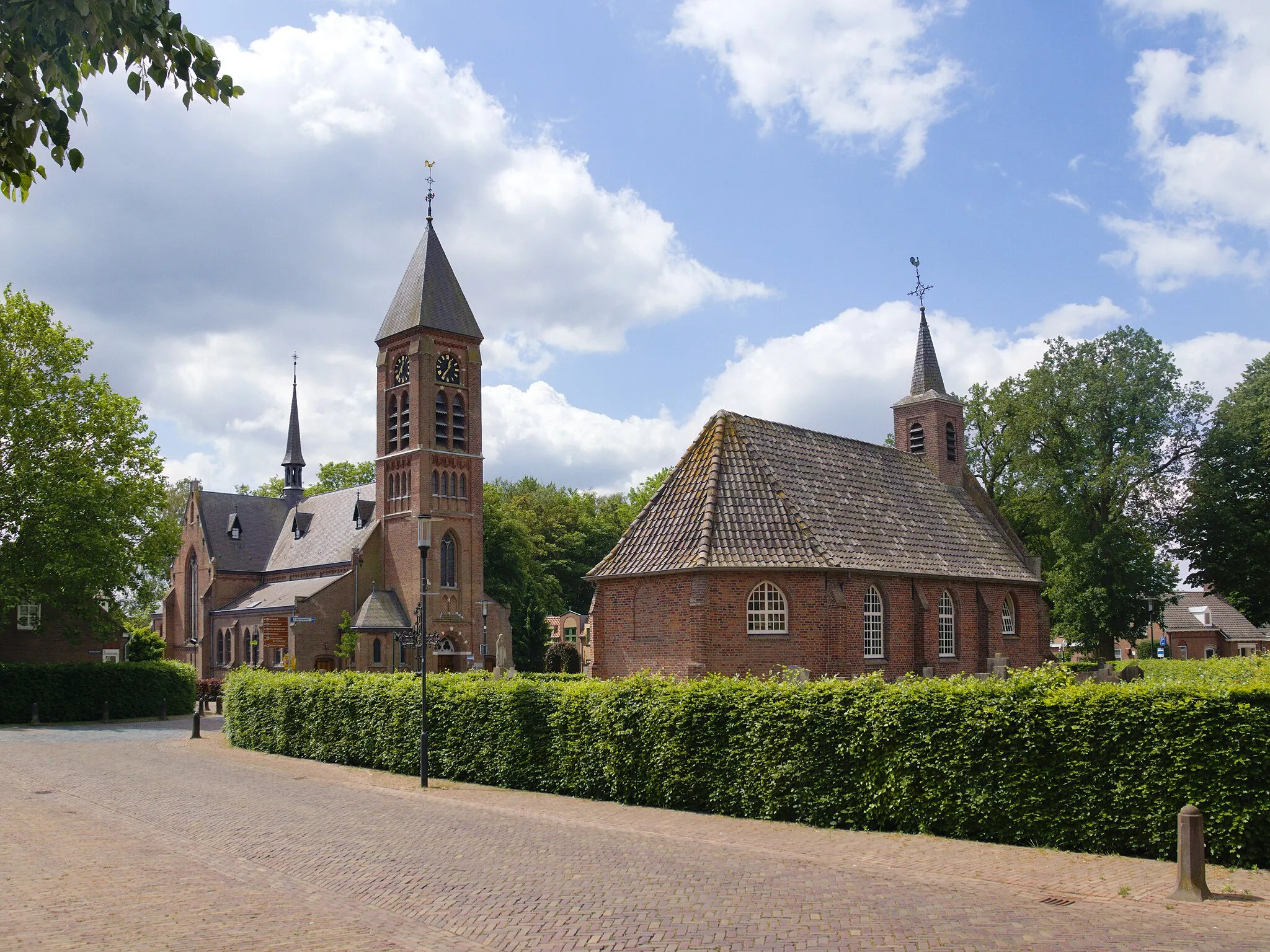 Photo showing: De Sint-Annakapel en Sint-Annakerk te Molenschot in de Gemeente Gilze en Rijen, Nederland