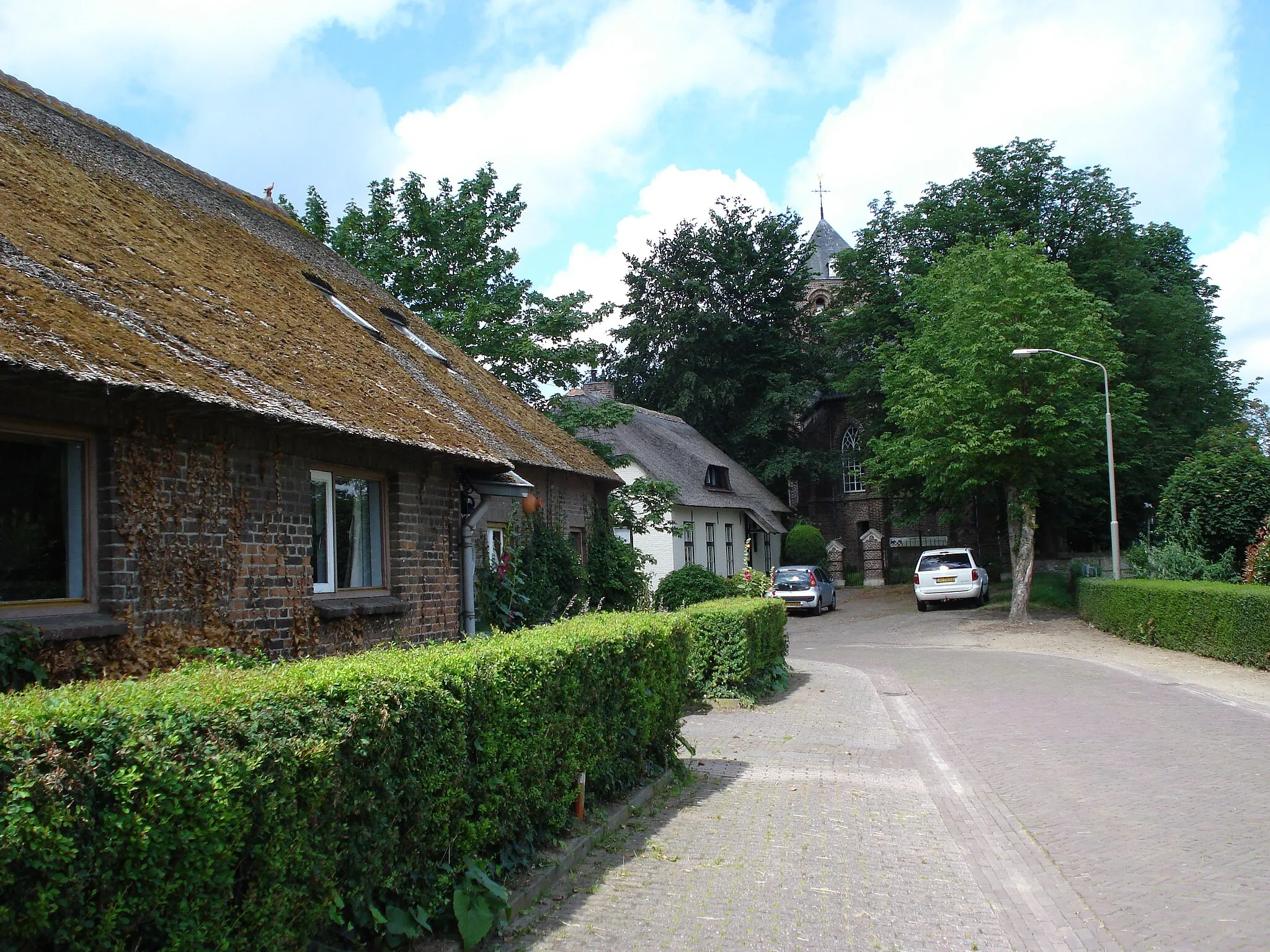 Photo showing: Dennenburg, fermes avec au fond l'église
