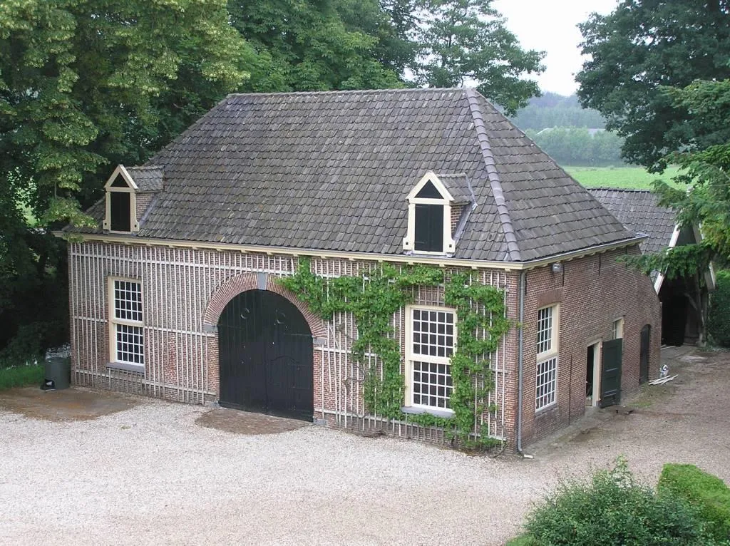 Photo showing: Koetshuis achterzijde