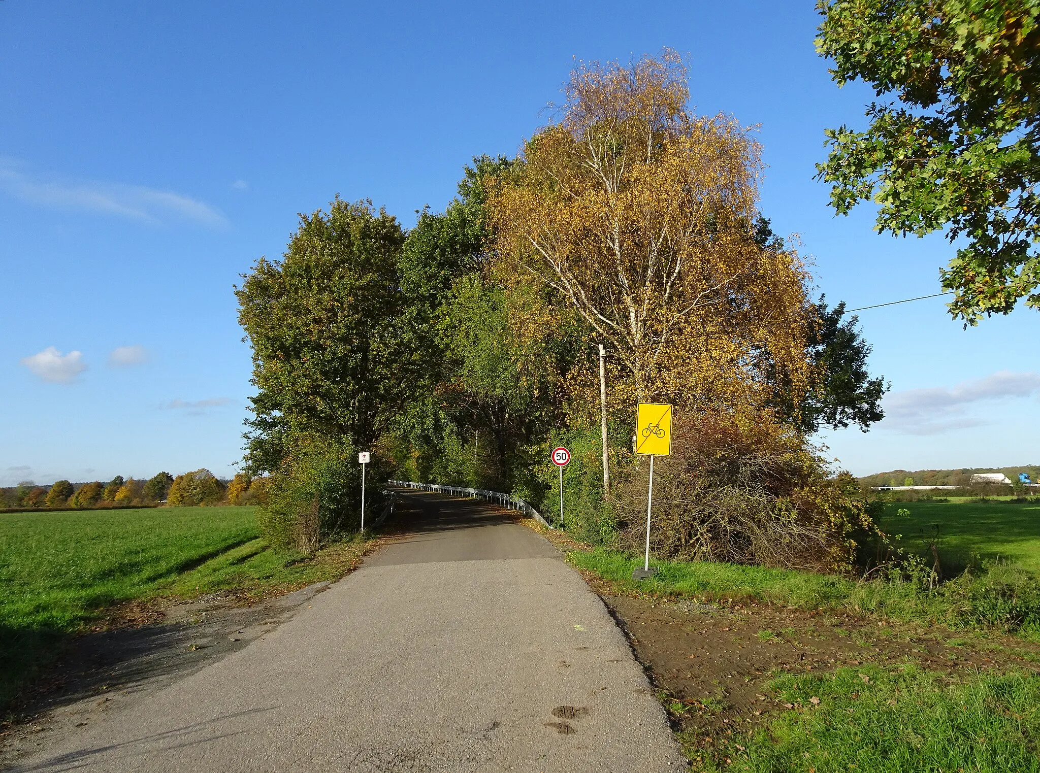 Photo showing: Emmerich am Rhein, Lindhorstweg, brug over de A3, op de achtergrond Montferland, Stokkum