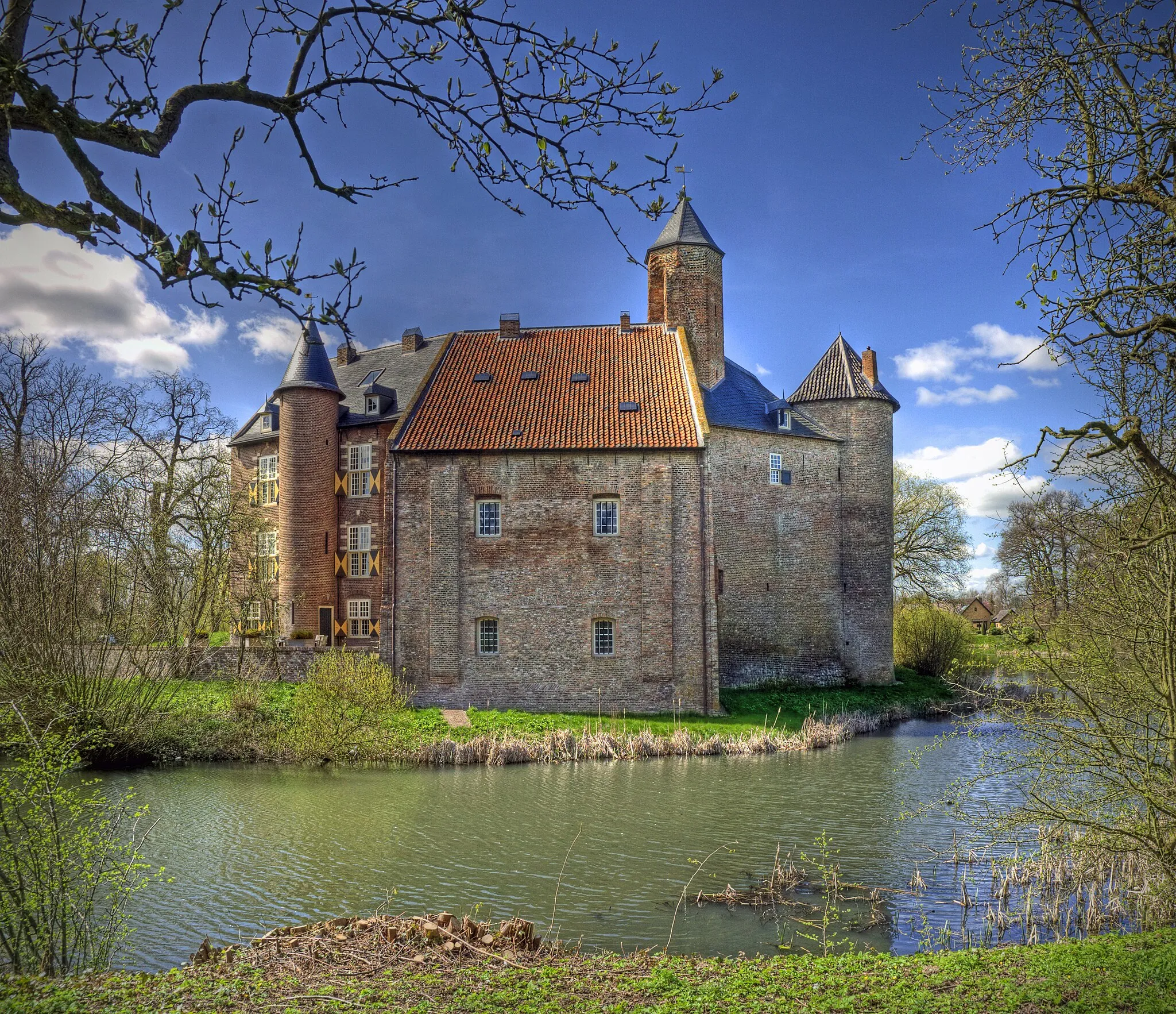 Photo showing: Highest position on Explore: #357 on Monday, April 12, 2010
Waardenburg Castle nowadays is a remnant of a castle with a polygonal shape dating back to around 1283.
The castle was preceded by a wooden castle built in 1265. It was then known as Hiern Castle, named after the hill is was built on. This wooden castle was founded by a Rudolf Cock. His ancestors owned the castle until 1401, which was then known as Weerdenbergh Castle. This name translates as "washland hill".
During the Eighty Years War, in the 16th century, the castle was taken by surprise and pillaged. The castle was heavily damaged in the process; only its heavy walls and the shells of the towers survived. The castle remained a ruin until 1627 when a Johan Vijgh gained ownership and started partially rebuilding the castle. During this rebuilding the bailey and the southwing, in which the entrance gate was situated, were completely demolished.
In the following centuries the castle was successively owned by the Aylva and Van Pallandt families.
Even in 1895 the eastern wing of the castle was enlarged and fitted with a little stairtower.

Today the castle lies separated from the river Waal by a dike. But in earlier centuries the river flowed by its walls. Waardenburg Castle is now owned by the "Friends of the Castles of Gelderland"-foundation.