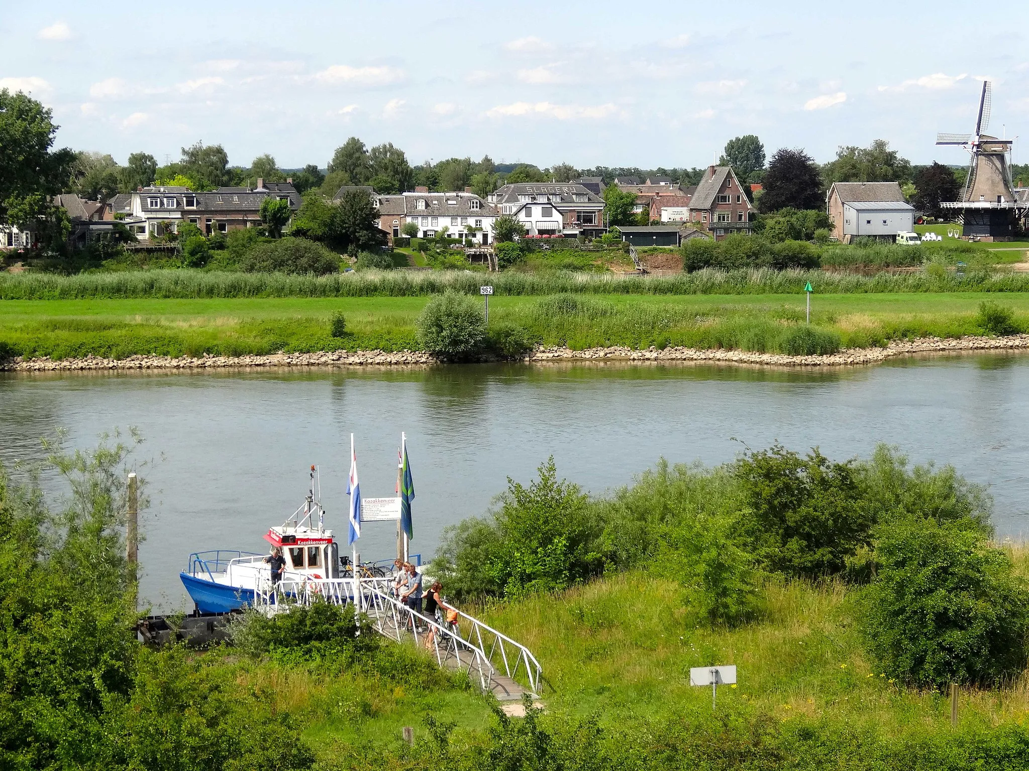 Photo showing: IJssel met zicht op Veessen, het Kozakkenveer en de Mölle van Bats