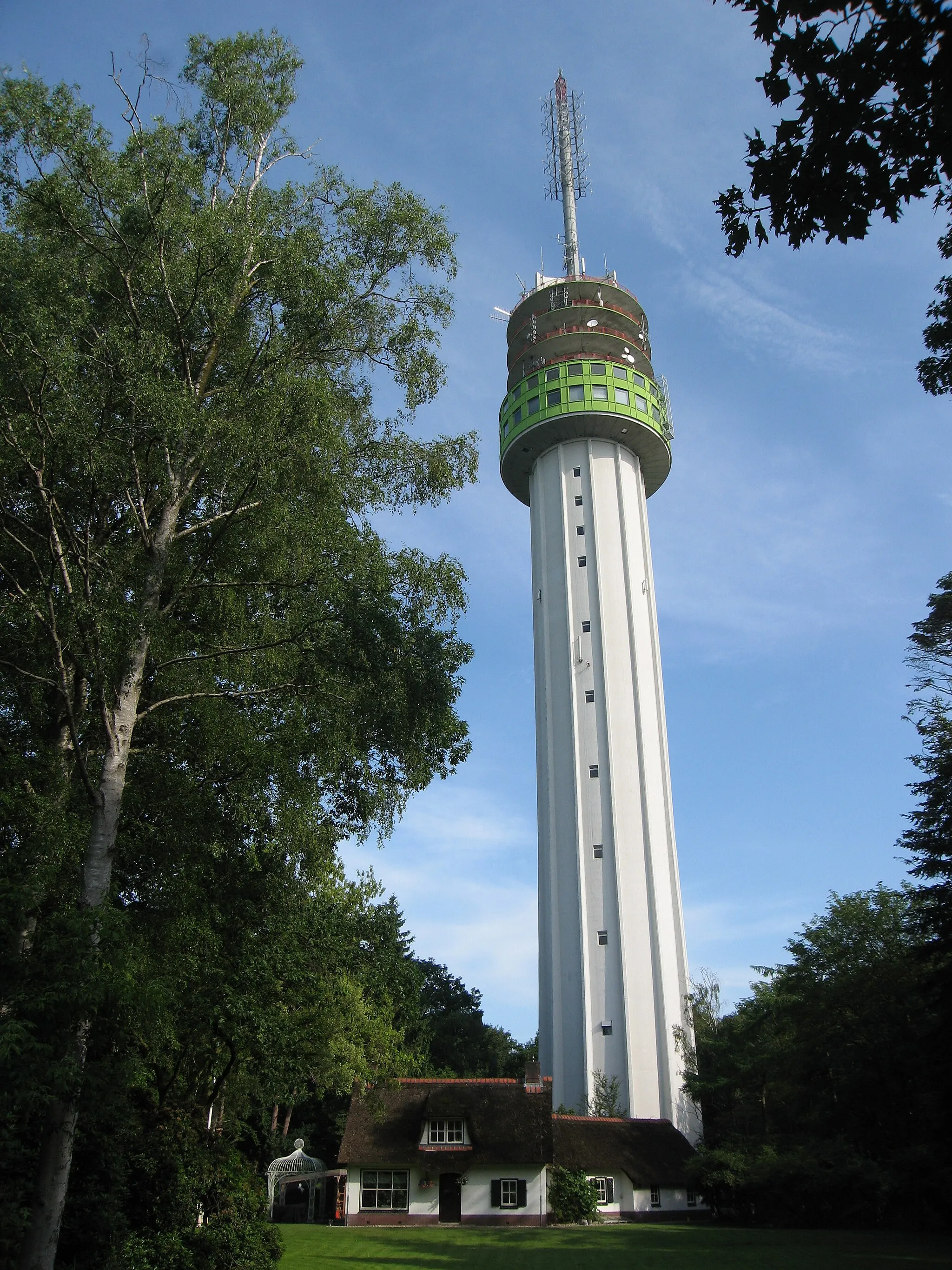 Photo showing: In de ochtendzon rijst de televisietoren op uit idyllisch Markelo