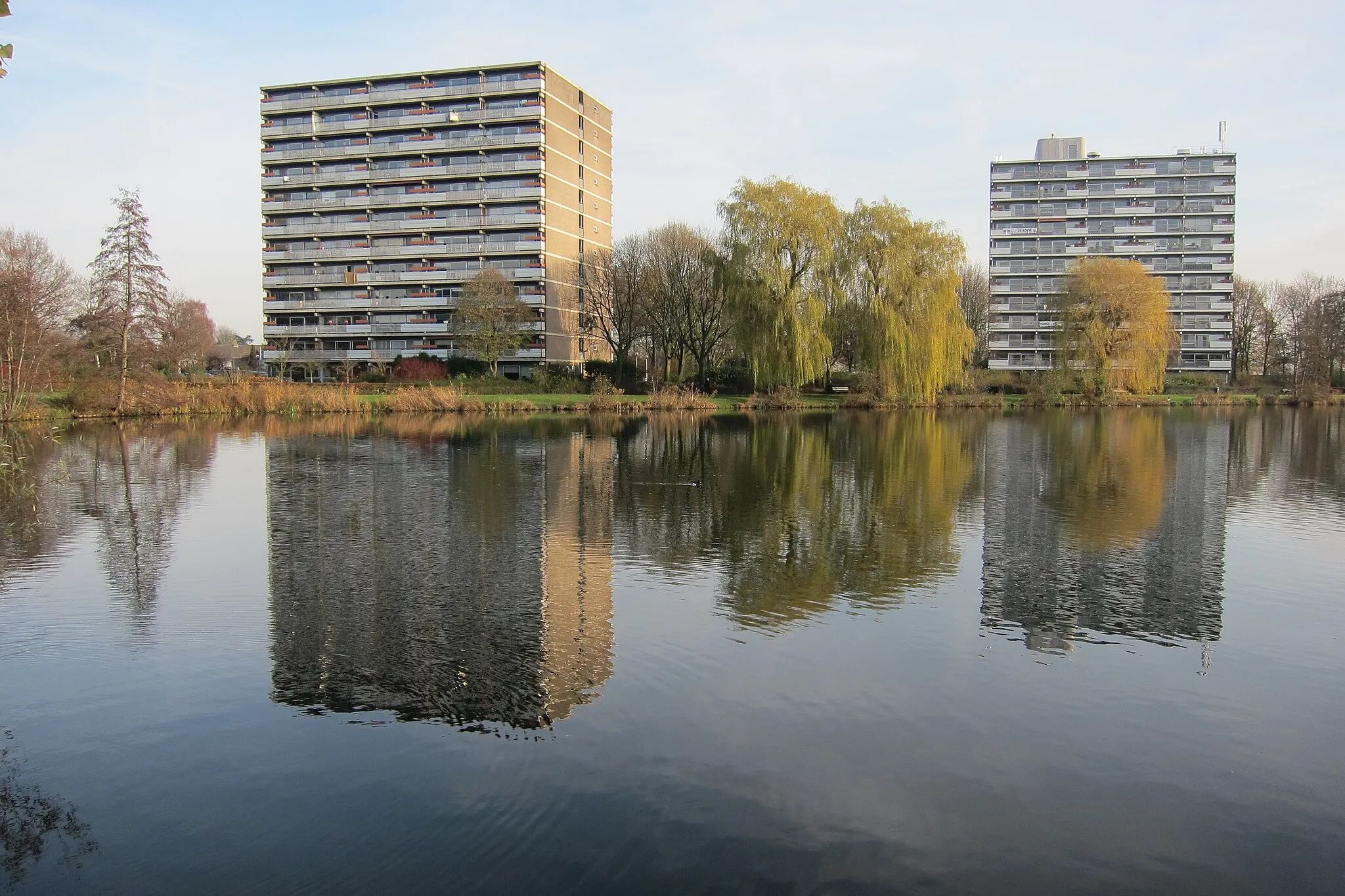 Photo showing: At the Velperbroek roundabout are these flats located with a nice pond for separation the motorway