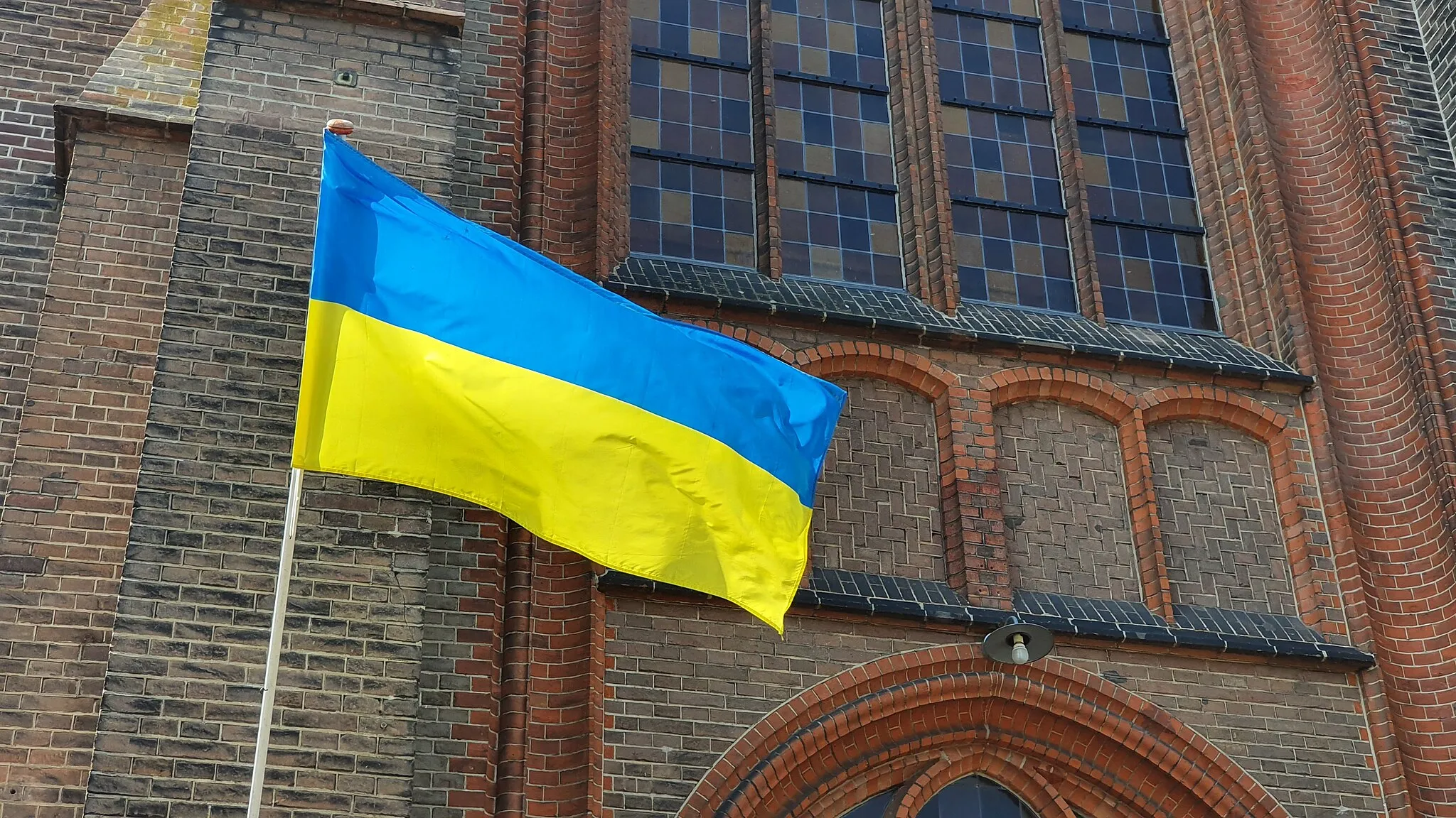 Photo showing: Velp, Gelderland province, the Netherlands. Church with the flag of Ukraine. Emmastraat 18, O.L. Vrouw Visitatie.