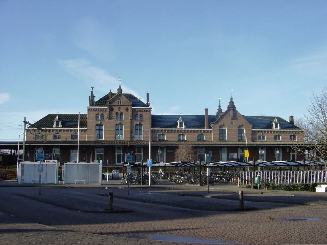 Photo showing: Station Geldermalsen aan de MerwedeLingelijn. Zicht op stationsgebouw en voorplein.