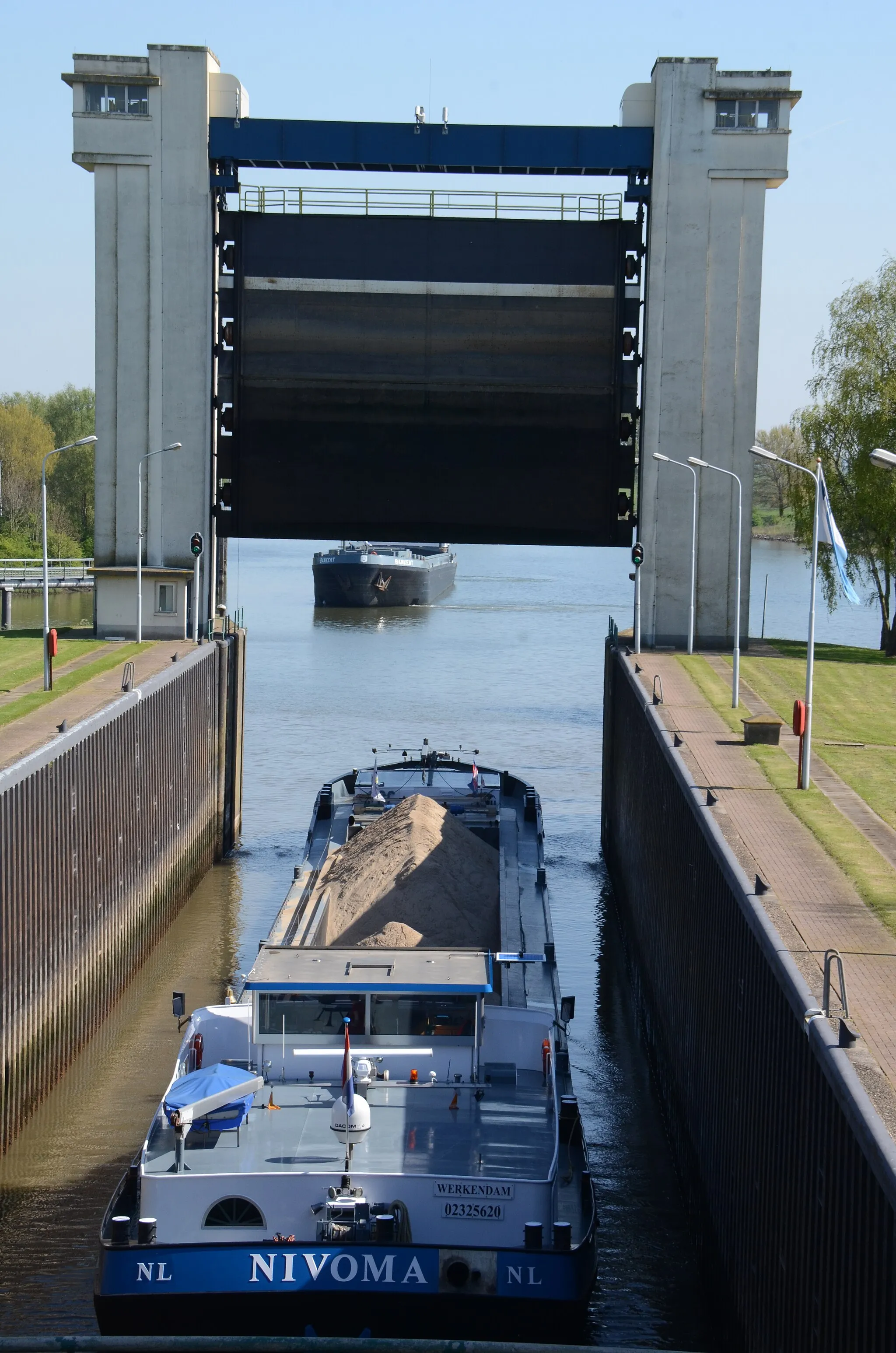 Photo showing: The locks at Dreumel: a sandship is leaving and anothe ship is waiting. It is the connection between Waal and Maas rivers