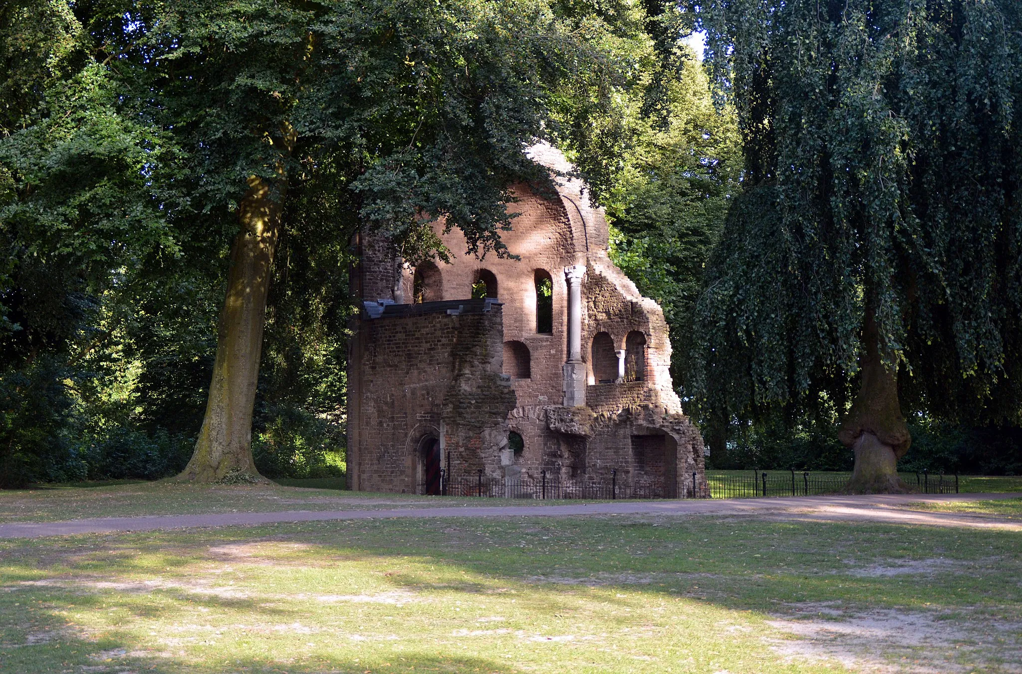 Photo showing: Barbarossa-ruïne, Valkhof park, Nijmegen