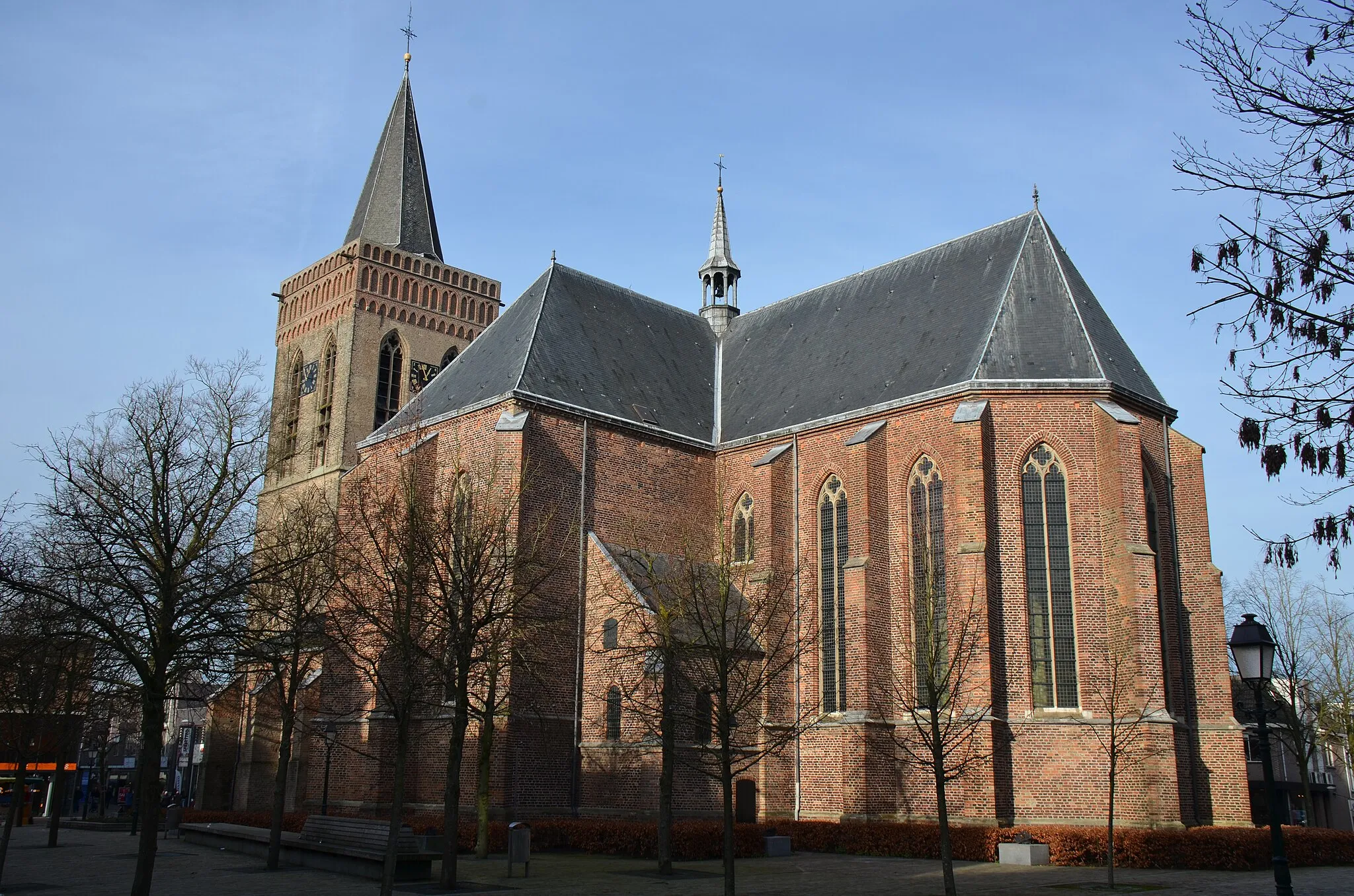 Photo showing: Protestant church in the center of Ede at 18 Januari 2014 in nice sunshine