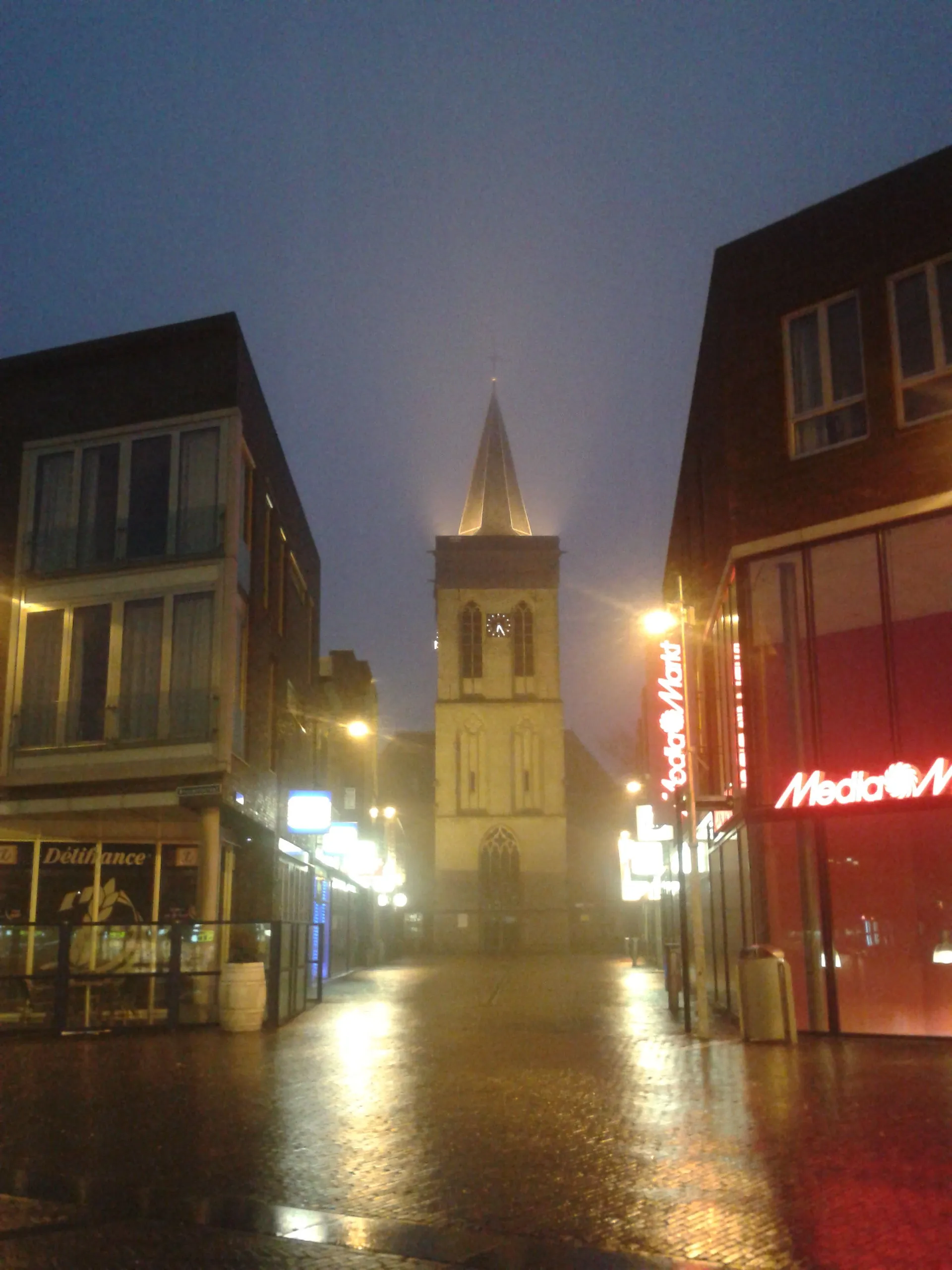 Photo showing: Oude kerk in Ede by night and fog