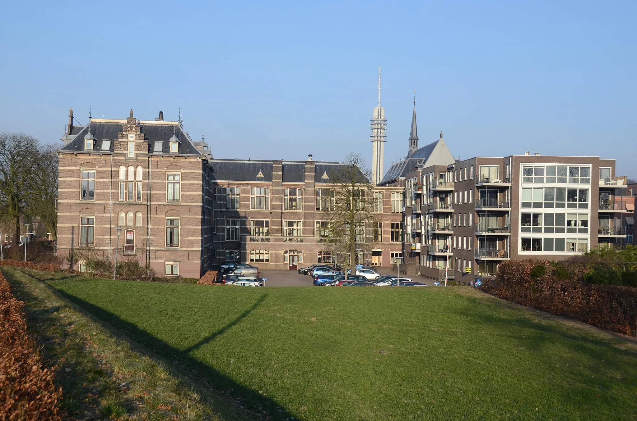 Photo showing: The ancient Elisabeths hospital is enlarged with modern apartments at the backside of the Utrechtse street