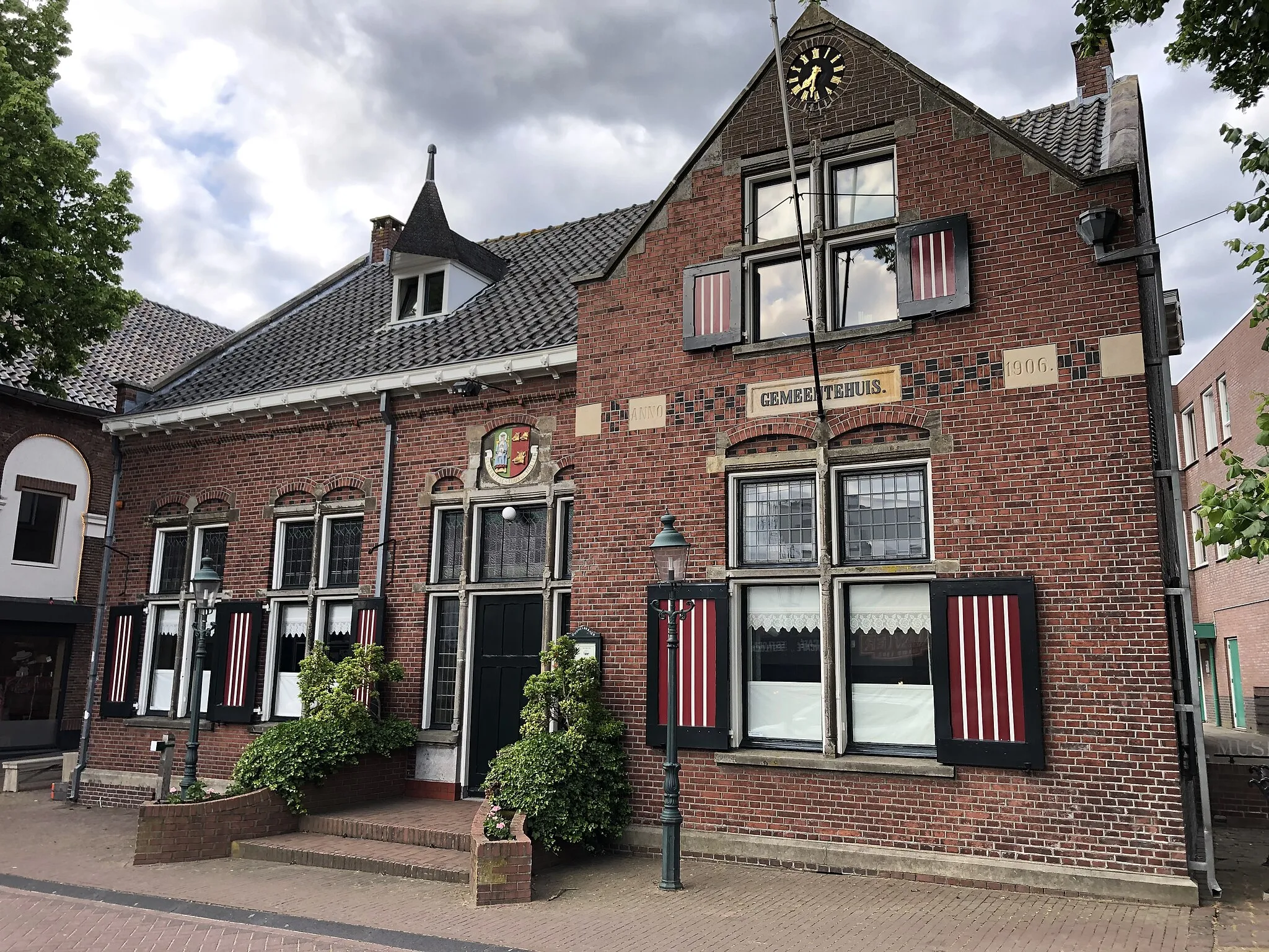 Photo showing: Former town hall of Holten, the Netherlands. Now a local museum. Known as municipal monument 36. Located at Dorpsstraat 25-27.