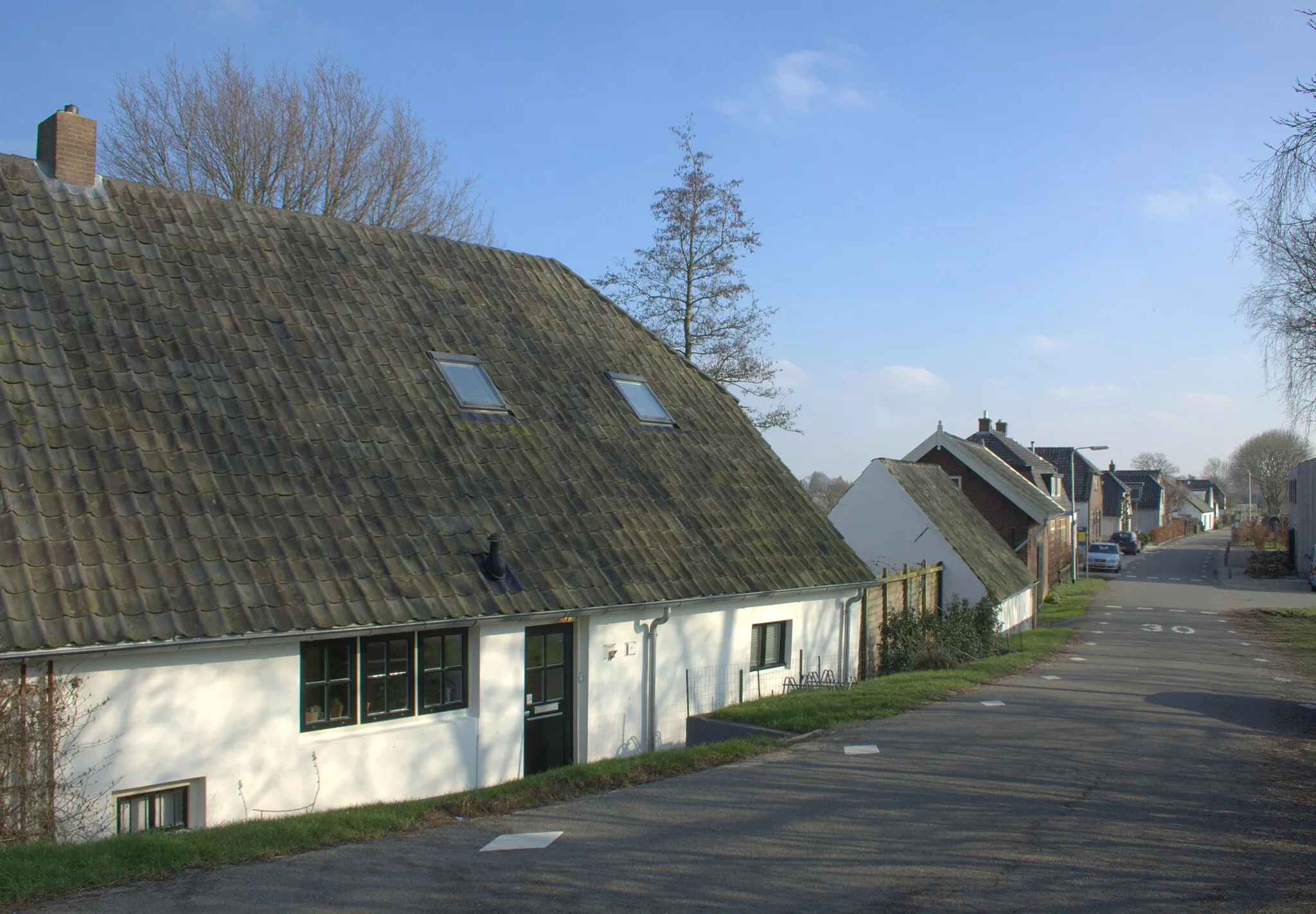 Photo showing: Bij de Lekbandijk neer in Ravenswaaij komen we in de Ravenswaaijsesteeg in de richting van het buurtschap Zandberg.