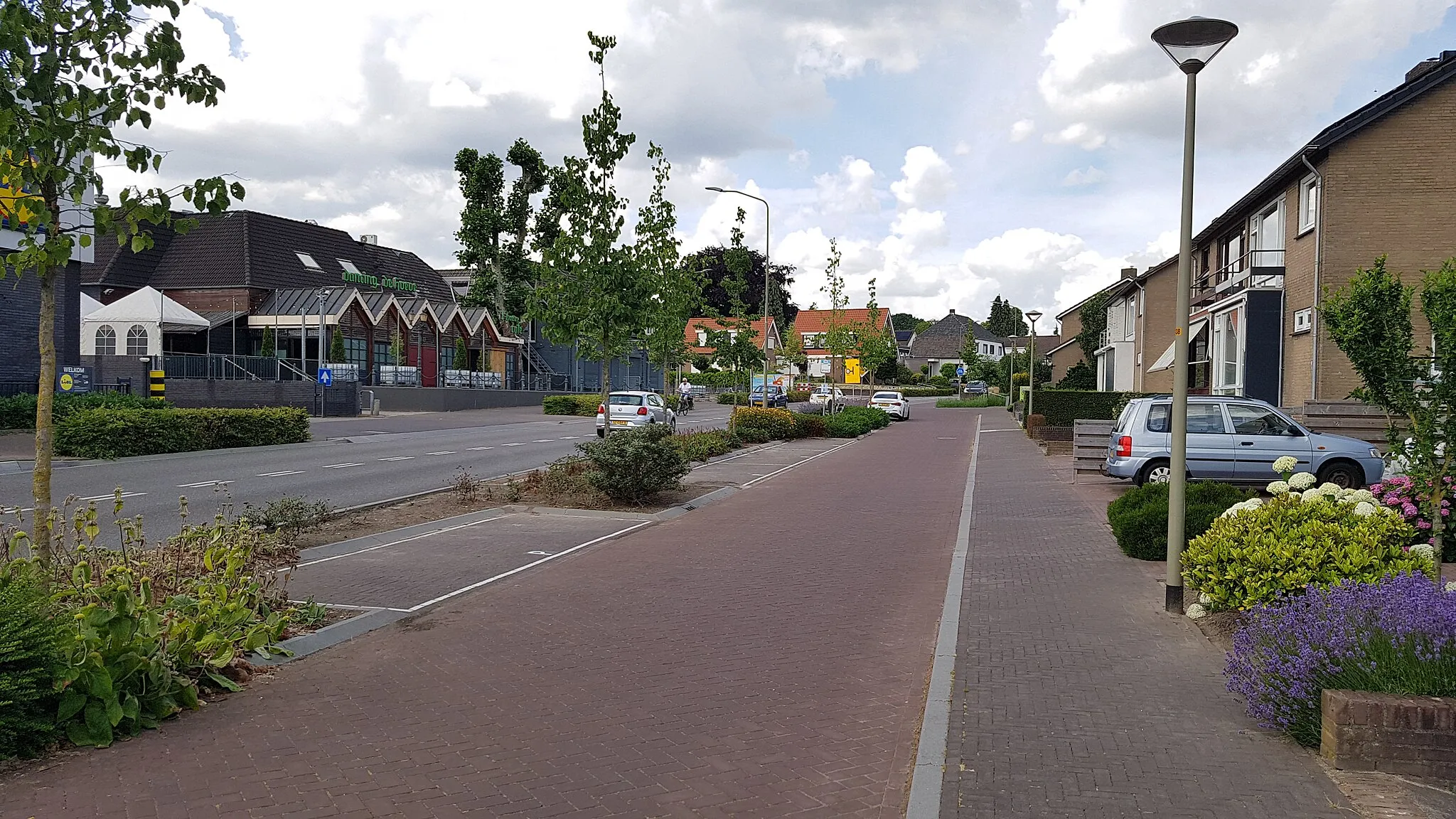 Photo showing: Herwendaalseweg in Groesbeek gezien in noordelijke richting op de ventweg bij de nummers 43-53