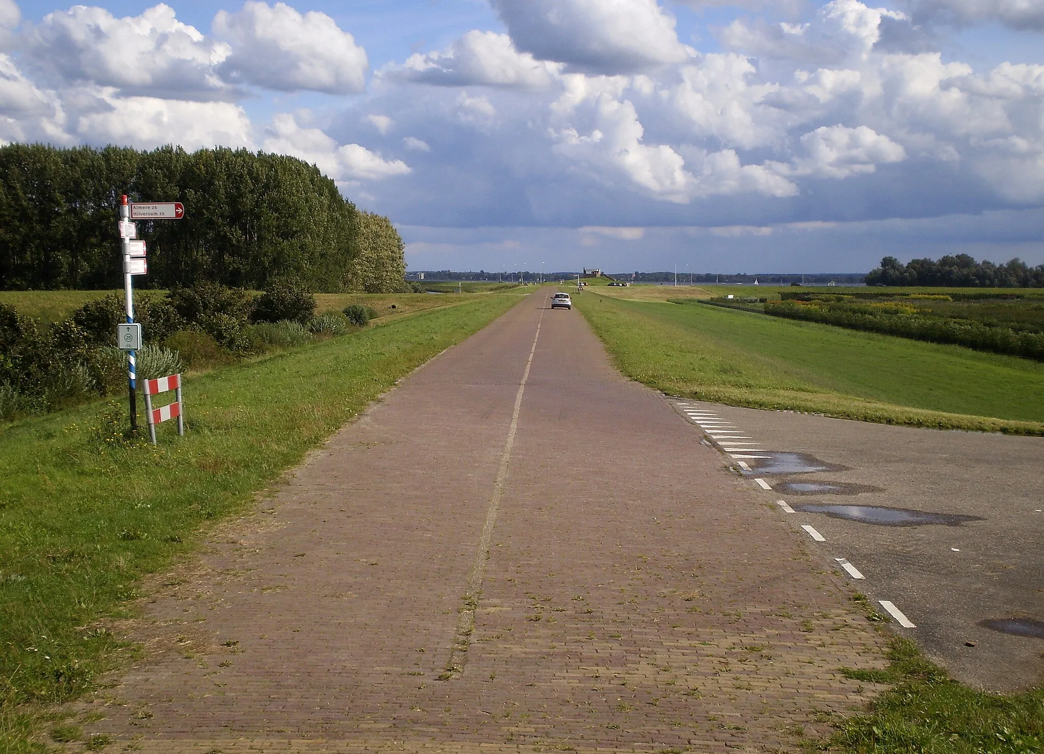 Photo showing: Knardijk Zeewolde in zuidoostelijke richting, tussen Ossenkampweg (voorgrond) en Sternweg