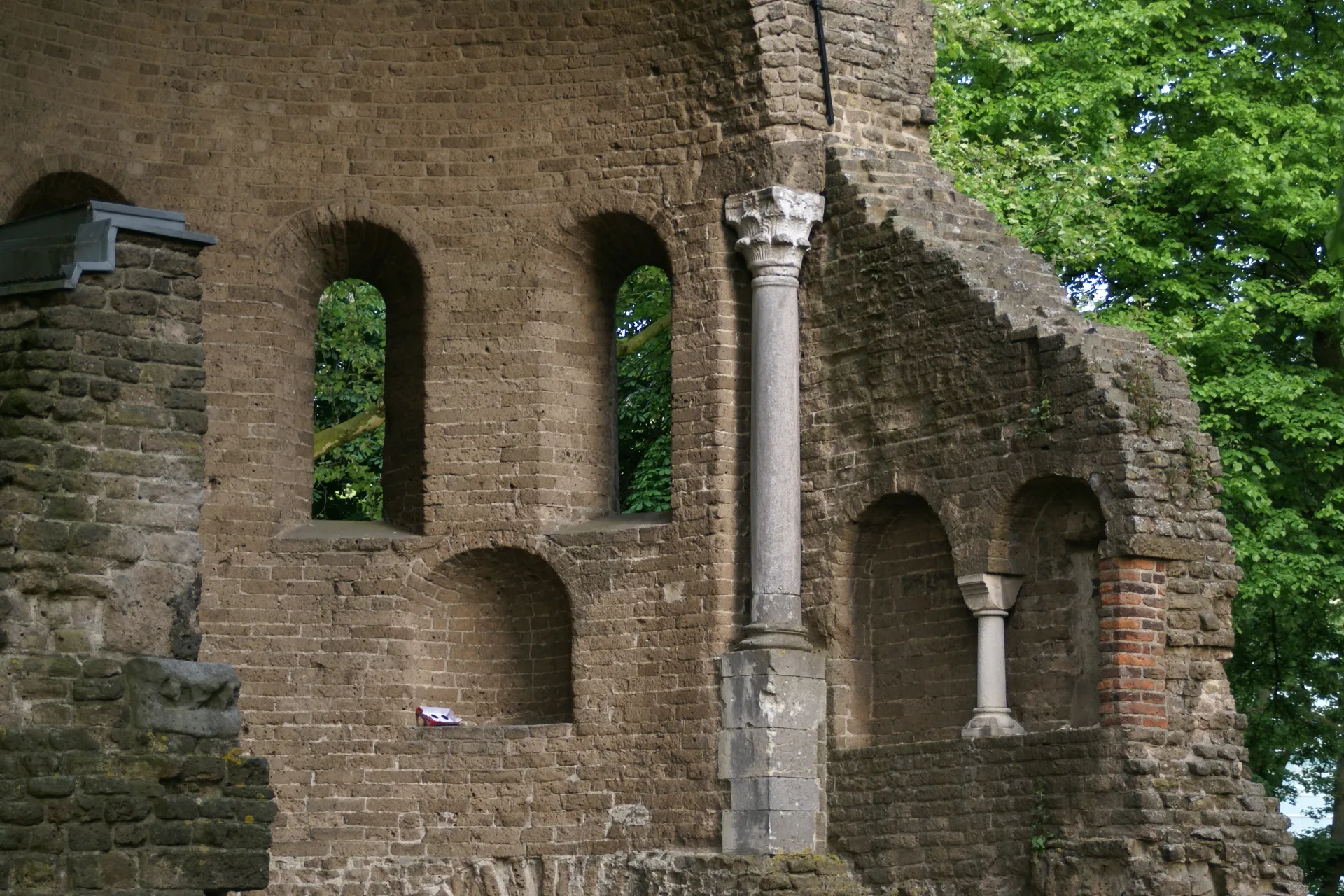 Photo showing: Ruin at Valkhof Park in Nijmegen, Netherlands