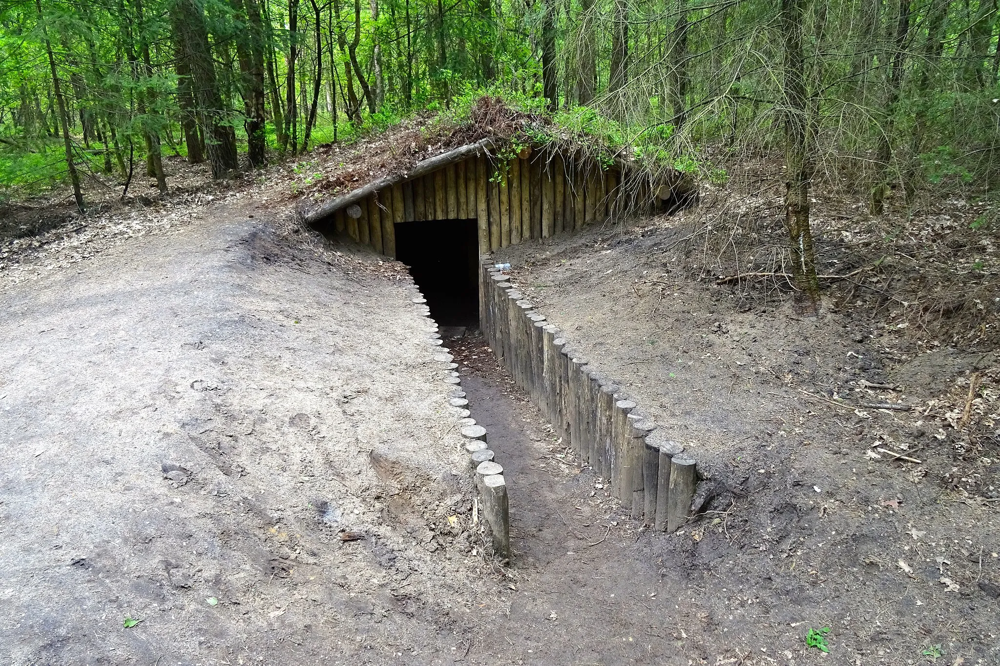 Photo showing: Een van de drie nagebouwde schuilhutten van het verscholen dorp, voor Joodse en andere onderduikers tijdens de Tweede Wereldoorlog