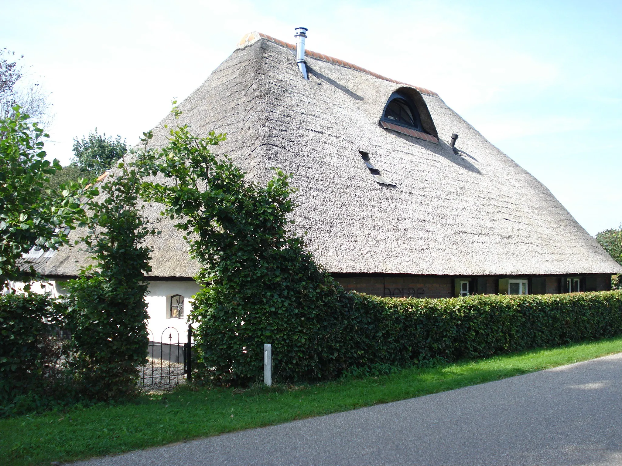 Photo showing: Overasselt (Gld, NL), Berne Hofske, small farmhouse.
The name Berne may be related to an 11th-century monastery Berne, which stould for a short time somewhere in the surroundings, and has moved to Berne-Heeswijk (nowadays municipality Bernheze).