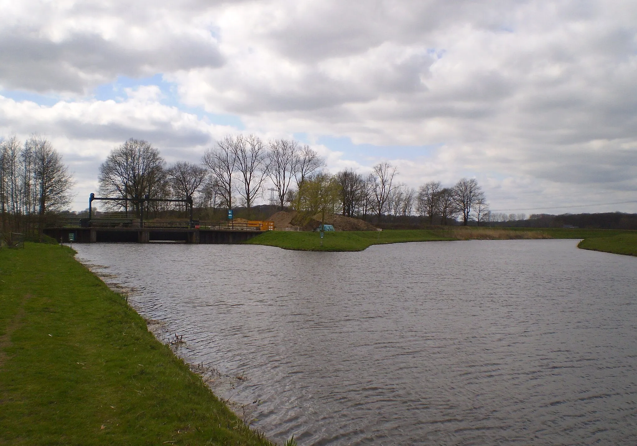 Photo showing: Rivier de Berkel bij verdeelwerk Warken; rechts het Afleidingskanaal, dat bij sluiscomplex Eefde in het Twentekanaal uitkomt