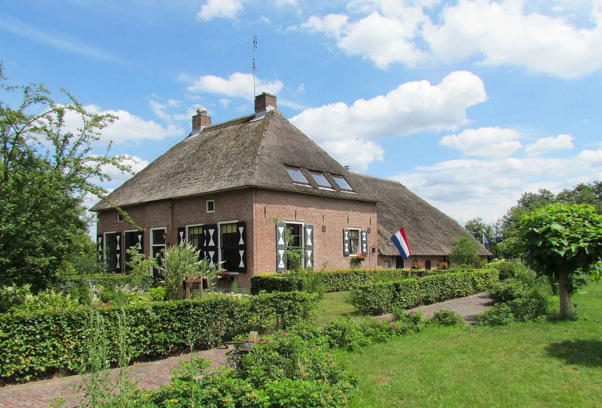 Photo showing: Hoeve "De Middelburg", Bussloo, NL. Boerderij met 18e eeuws woongedeelte, thans horecagelegenheid en voor een groot deel omgeven door recreatieplas Bussloo; rijksmonument