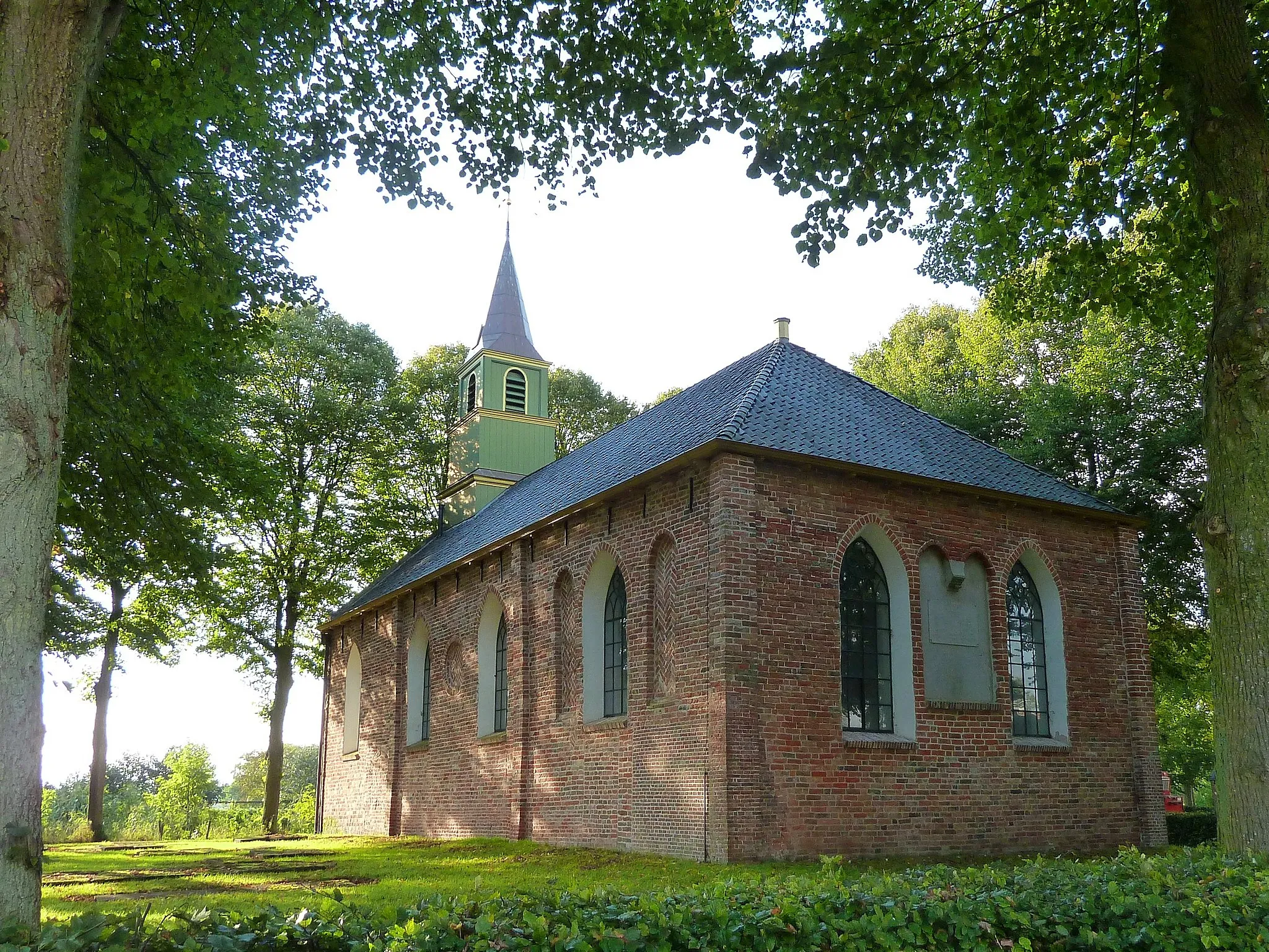 Photo showing: Kerkje van Tinallinge uit 1250 bovenop de dorpswierde.