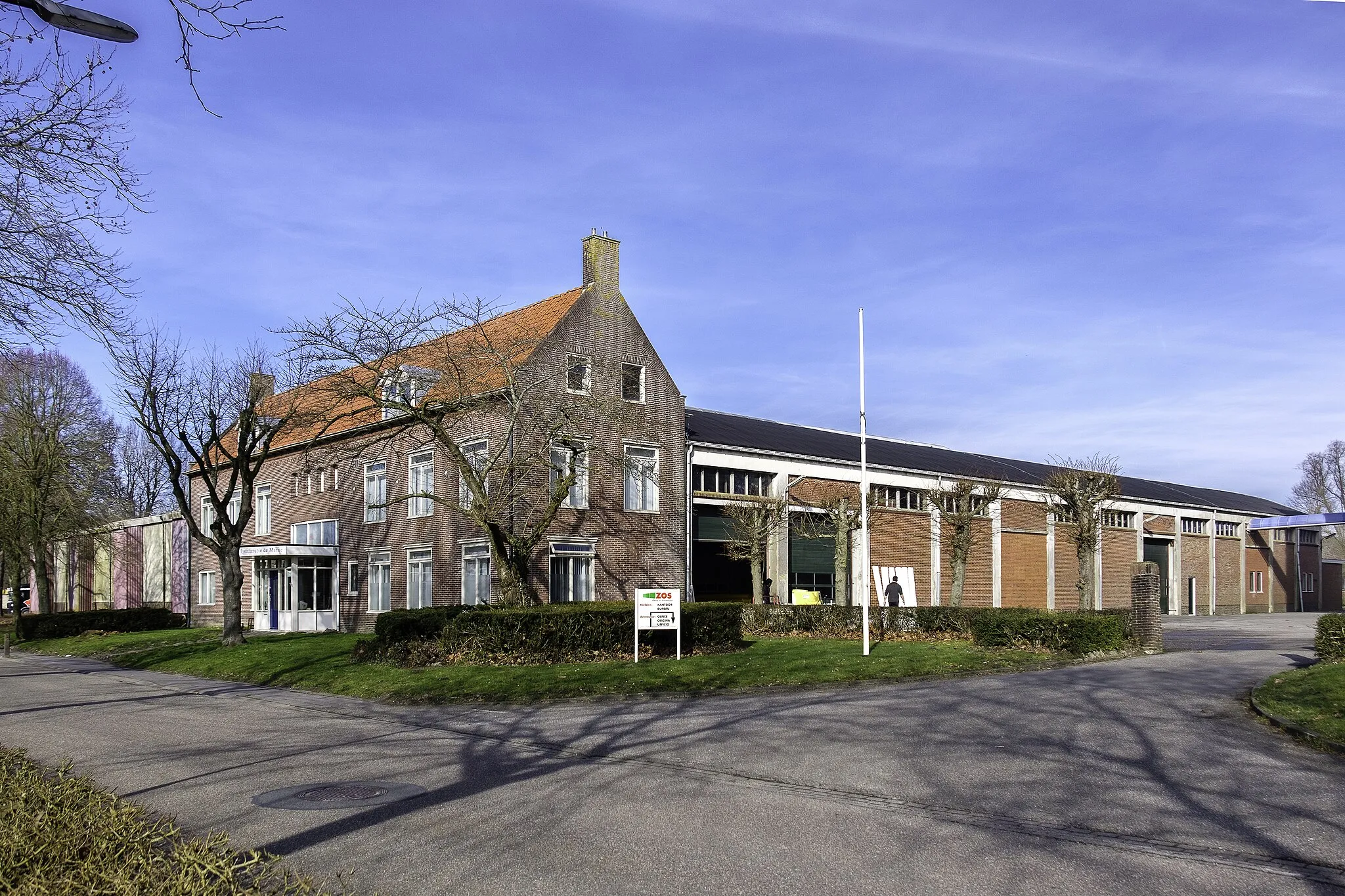 Photo showing: Deel van de gebouwen van de vroegere coöperatieve maalderij Goyart (opgeheven in 1975). Later Aankoop Centrale Groningen/ACECO.