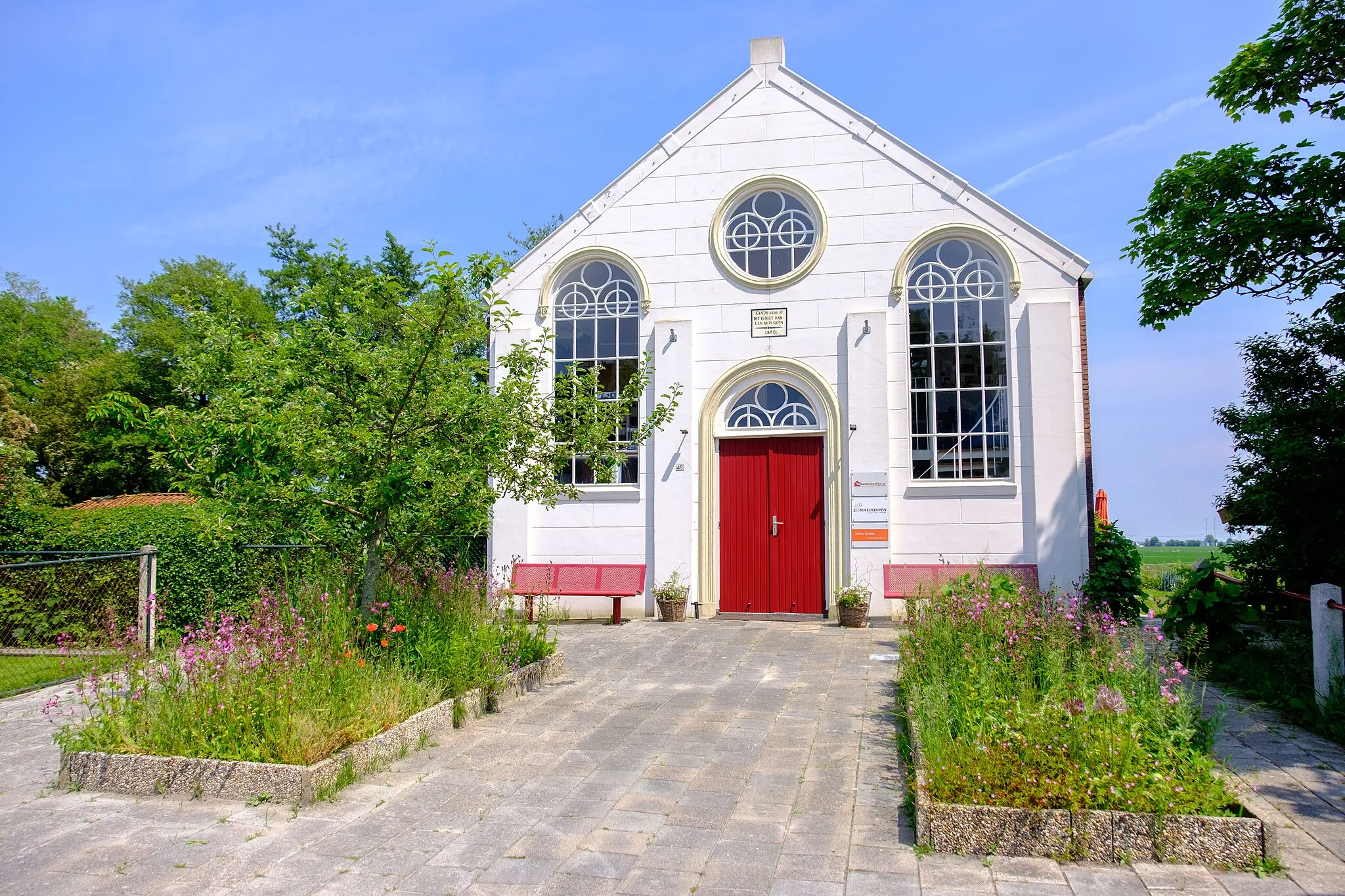 Photo showing: Voormalige gereformeerde kerk van Zijldijk uit 1886 aan de Fivelweg 45. Bijgenaamd 't Witte Kerkje. Tussen ca. 1945 en 2009 in gebruik bij de vrijgemaakten. Vervolgens tot (vakantie)woning verbouwd.