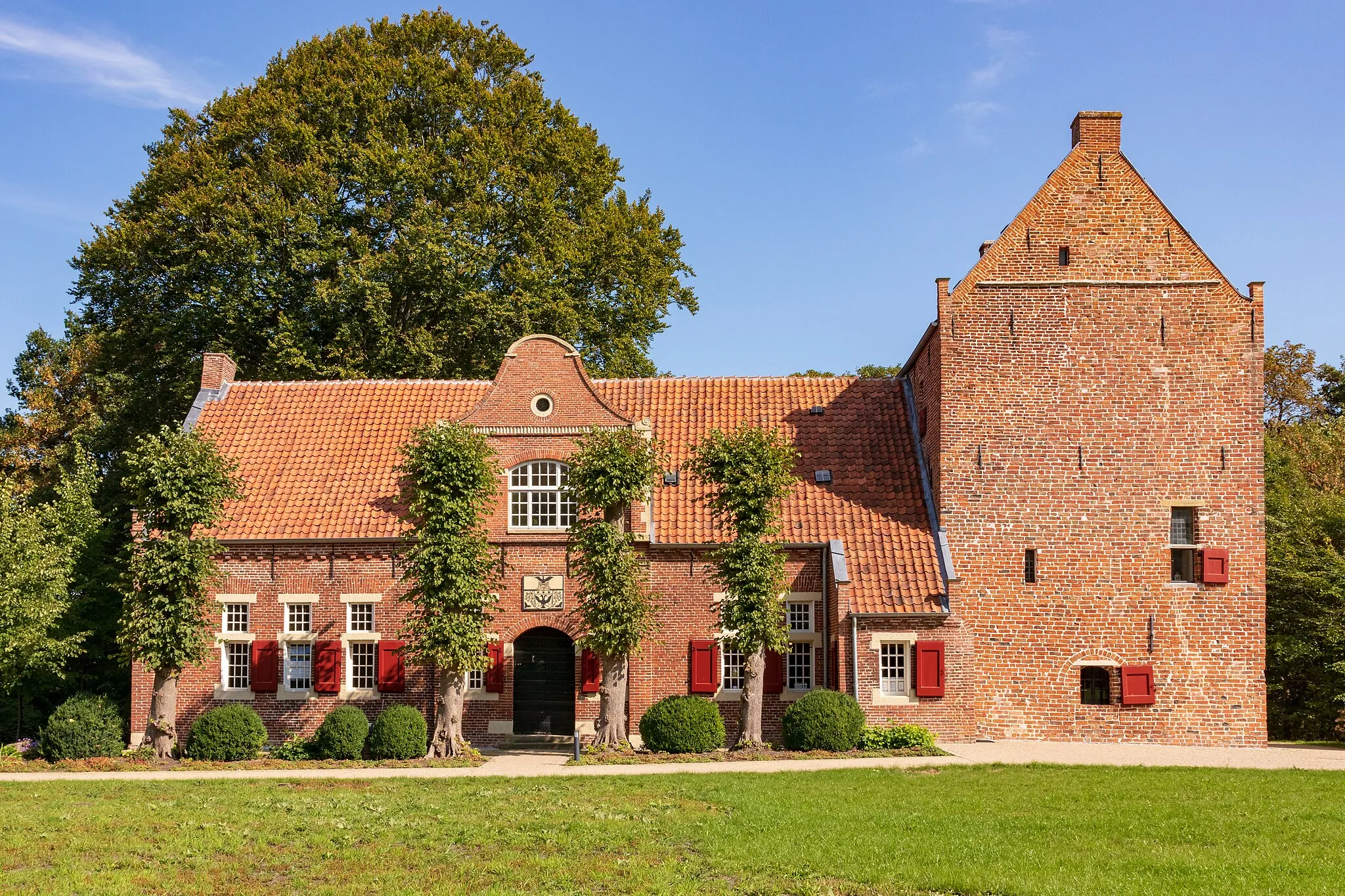 Photo showing: Steinhaus Bunderhee. Mehrgeschossiger turmartiger Backsteinbau aus dem 14. Jahrhundert. Rest einer häuptlingsburg. Im Westen anschließender eingeschossiger Barockbau unter Verwendung älterer Bausubstanz, "1712"; Bedeutung: historisch, wissenschaftlich; wesentliche Begründung: 1.05 geschichtliche Bedeutung aufgrund des Zeugnis- und Schauwertes für Bau- und Kunstgeschichte; Einzeldenkmal gemäß § 3.2 NDSchG; in Gruppe baulicher Anlagen: 457024Gr0008