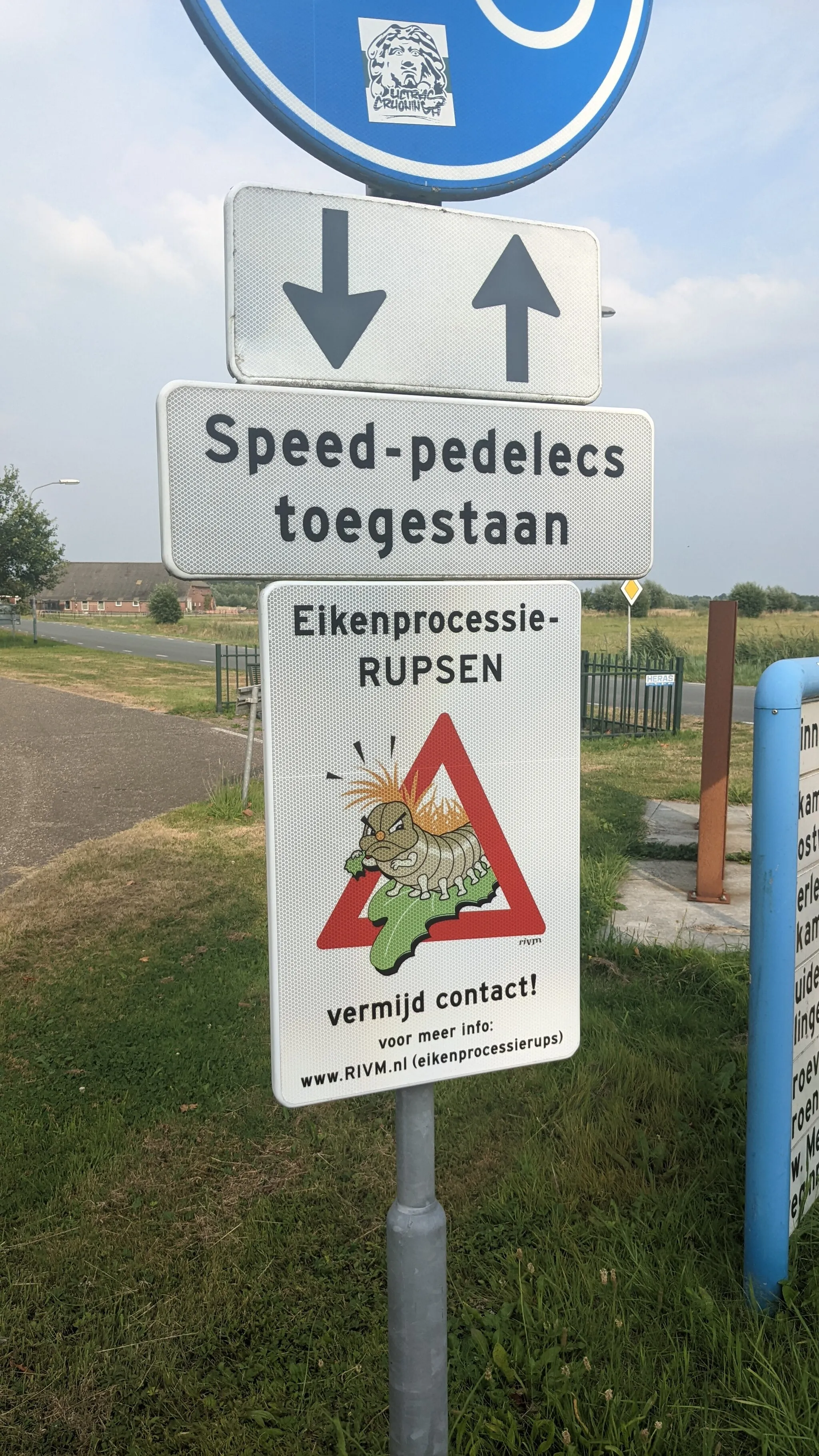 Photo showing: A local public (and permanent) oak processionary caterpillar warning sign, that is located in the Groninger village of Blauwestad, Oldambt.