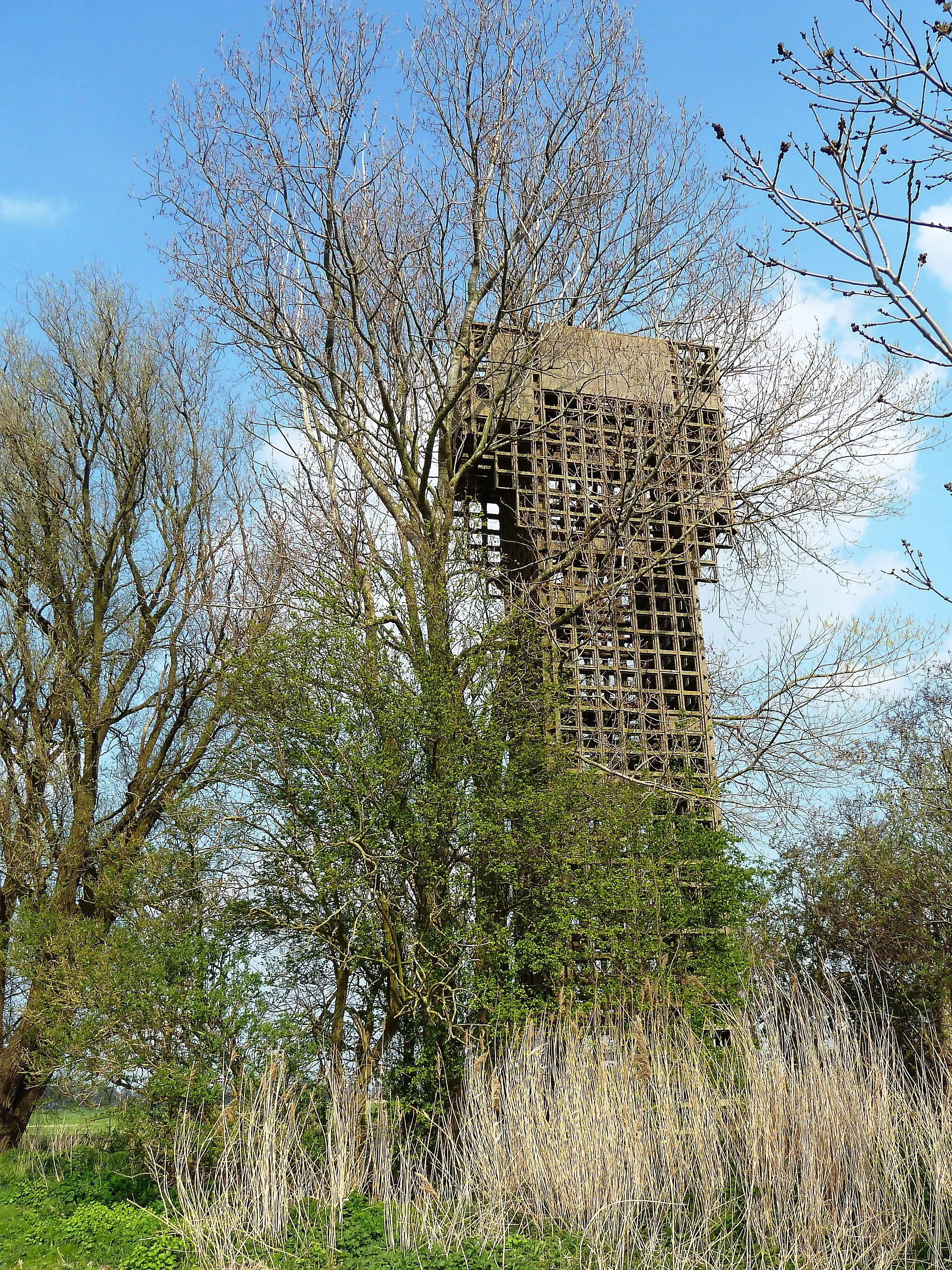 Photo showing: luchtwachttoren Warfhuizen gezien van nabij.