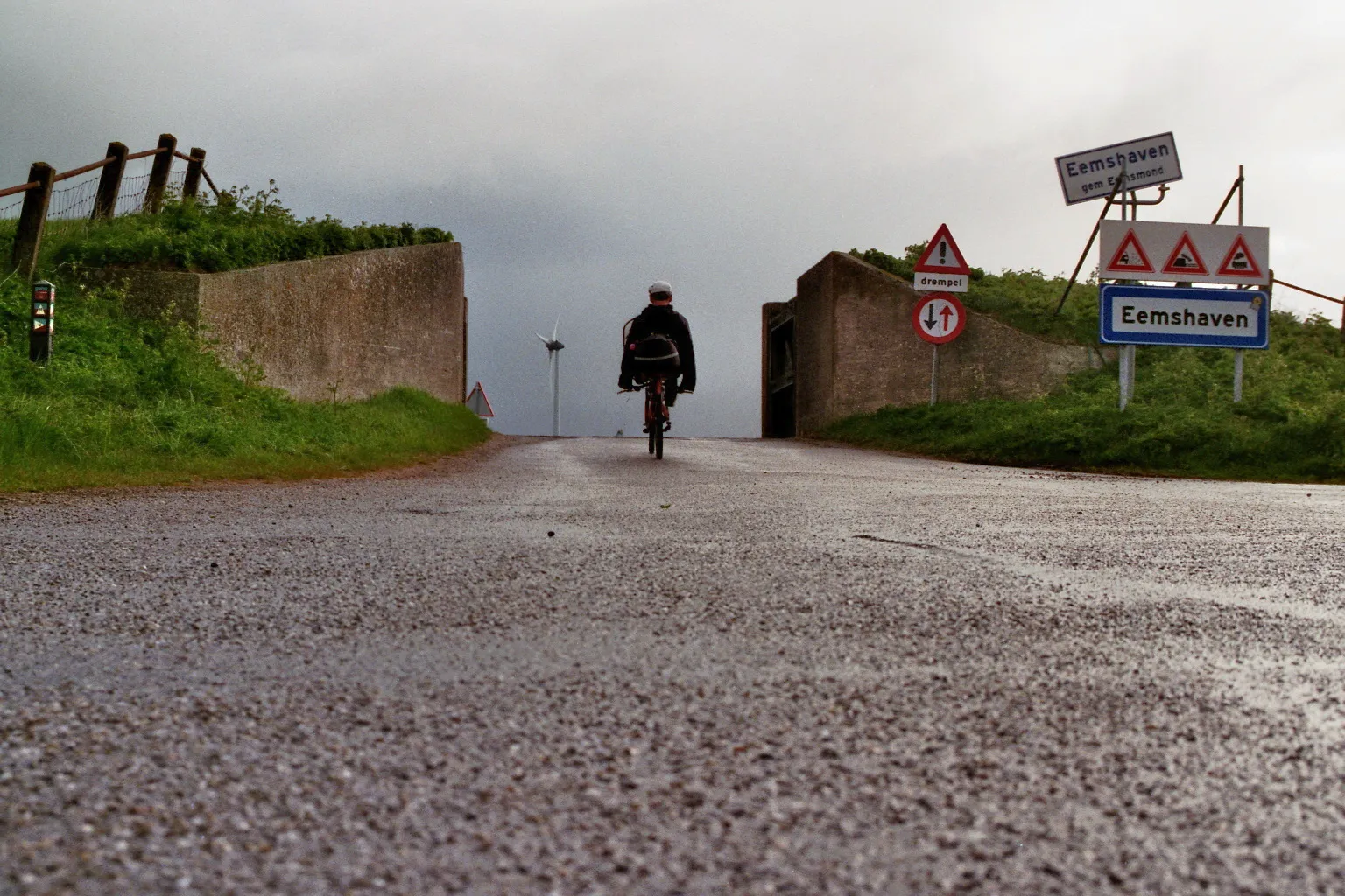 Photo showing: Approaching Eemshaven through a vehicle gate in the levee
Camera: Canon Eos 3000

Film: Fujifilm Superia X-tra 400 ISO