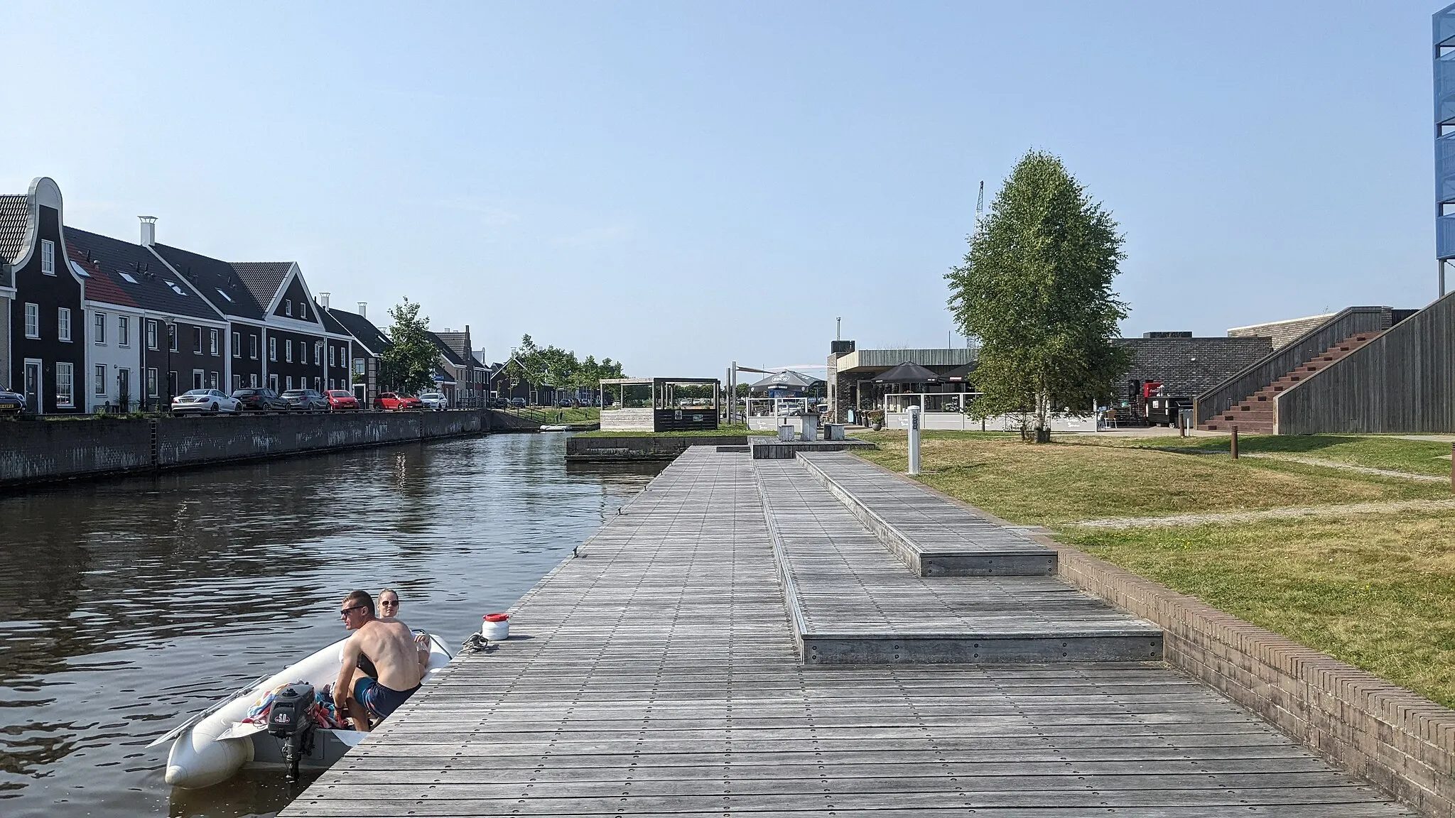 Photo showing: An example of the recreational area of the Groninger village of the Blauwestad, Oldambt during the hottest month of the year with beachgoers and other activities.