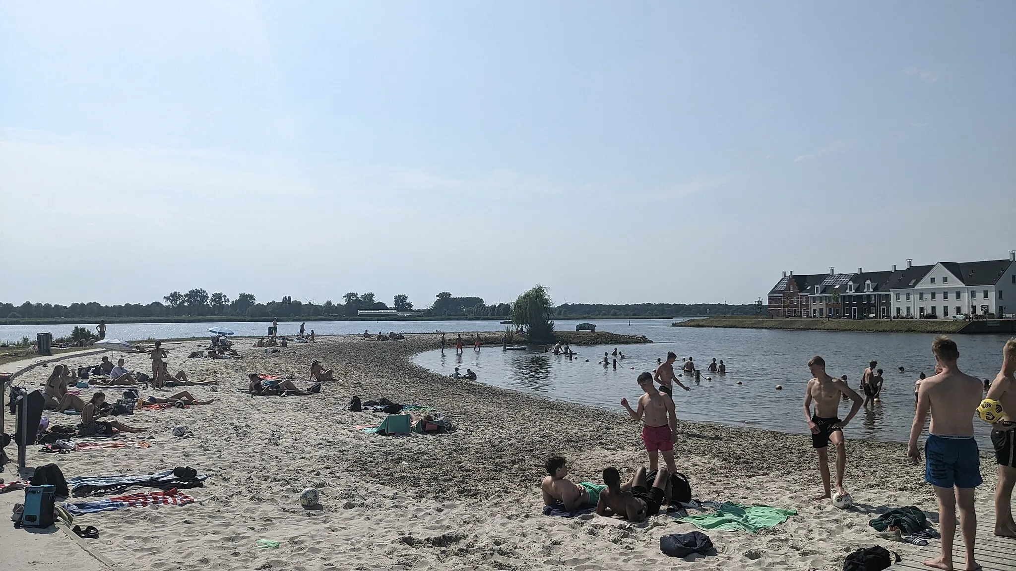 Photo showing: An example of the recreational area of the Groninger village of the Blauwestad, Oldambt during the hottest month of the year with beachgoers and other activities.