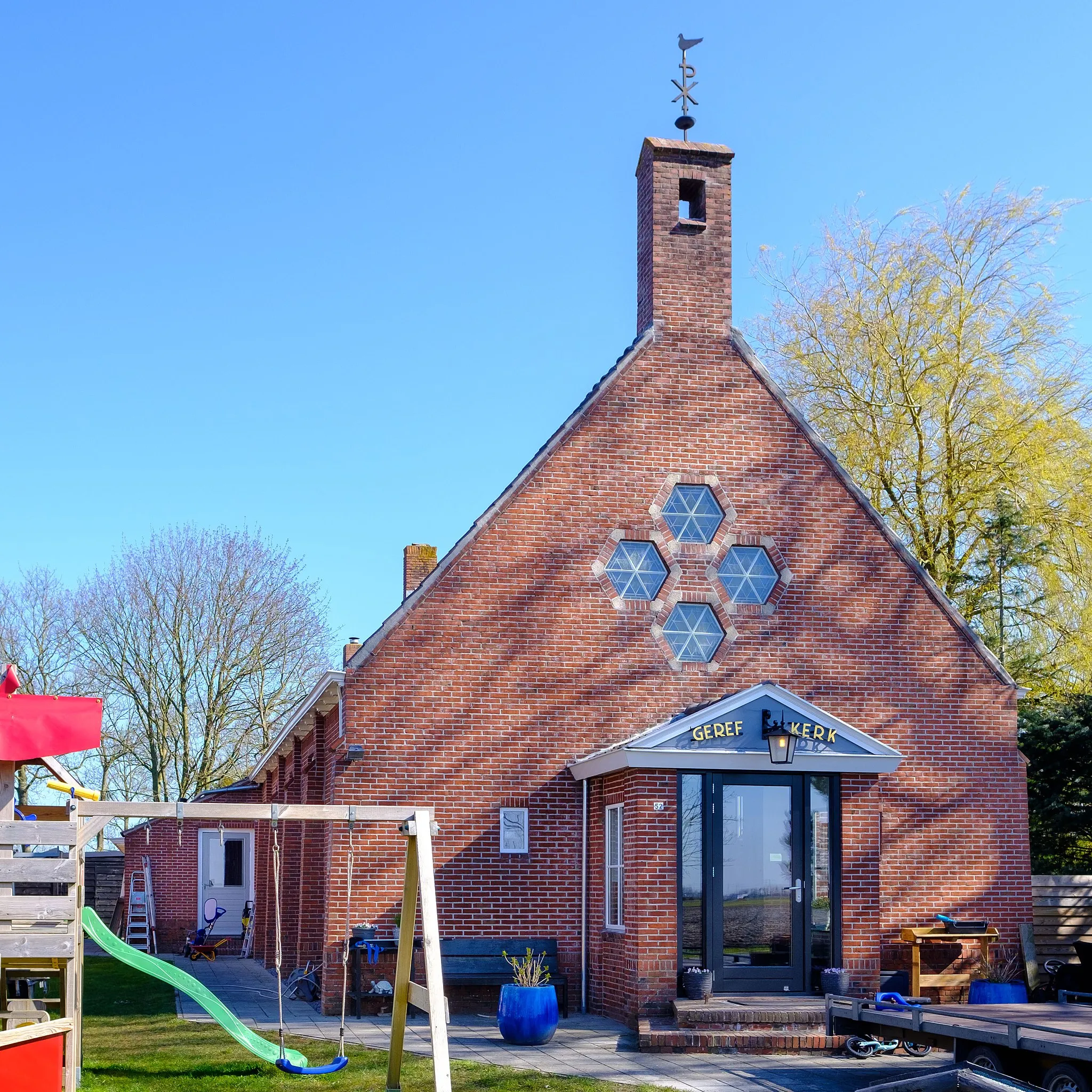 Photo showing: Godlinze Reformed church from 1952.