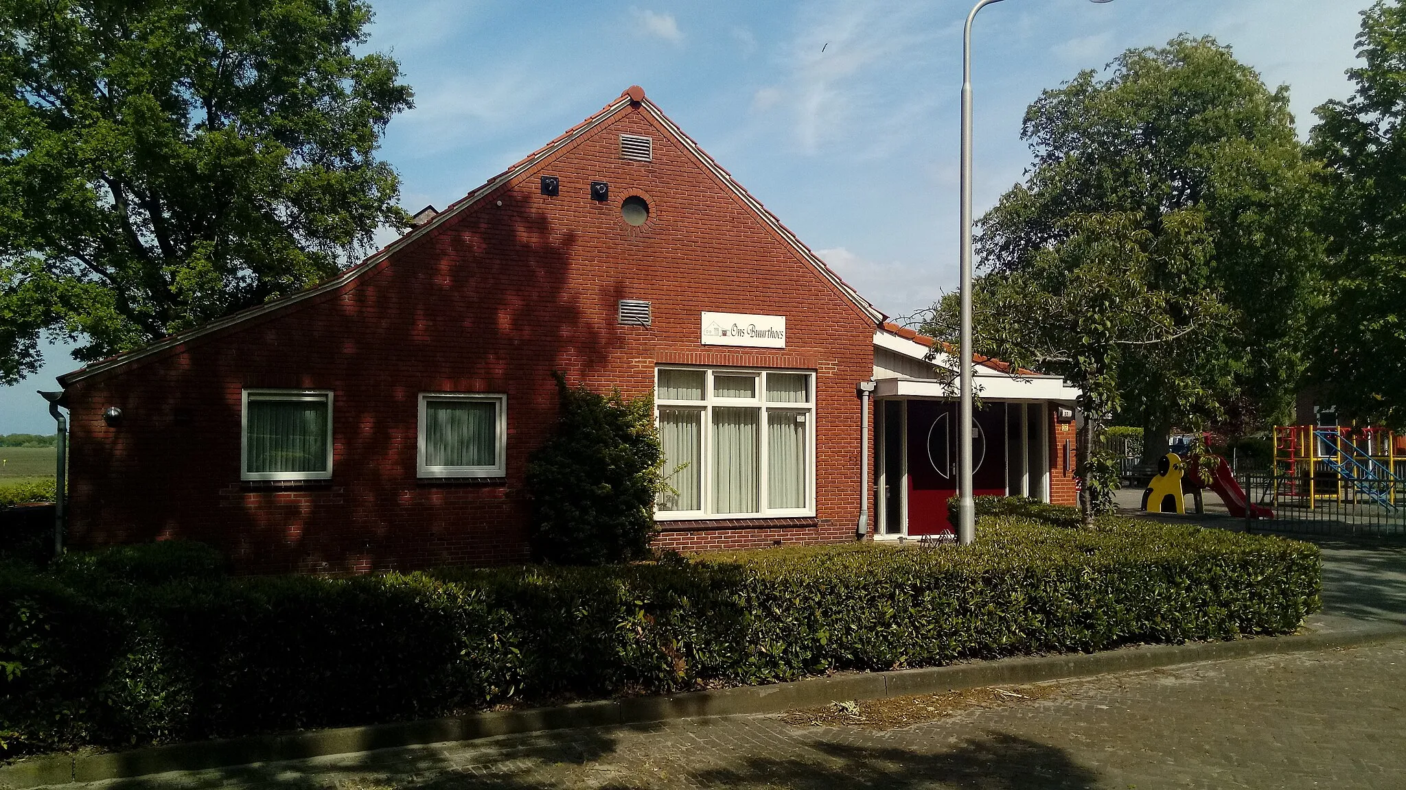 Photo showing: A small local neighbourhood community gathering building, that is located in the Groninger village of Harpel, Westerwolde.