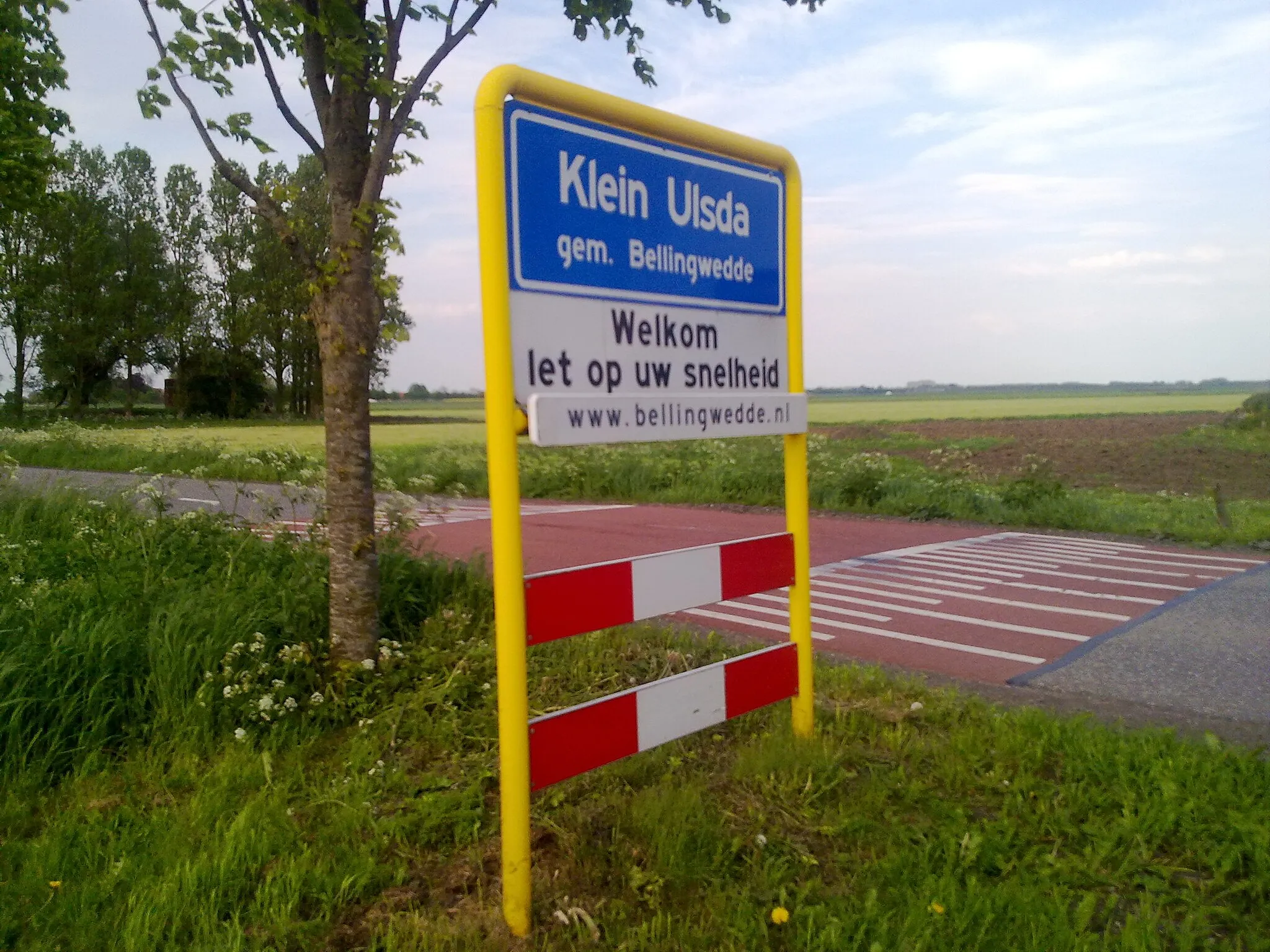 Photo showing: A local public (and permanent) city-limit sign, that is located in the Groninger village of Klein-Ulsda, Bellingwedde.