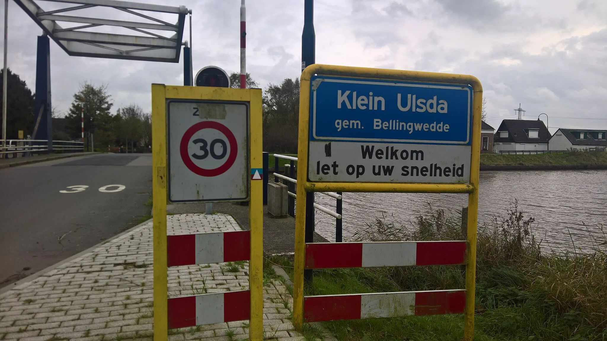 Photo showing: The entrance sign for the village of Little Ulsda, Bellingwedde.