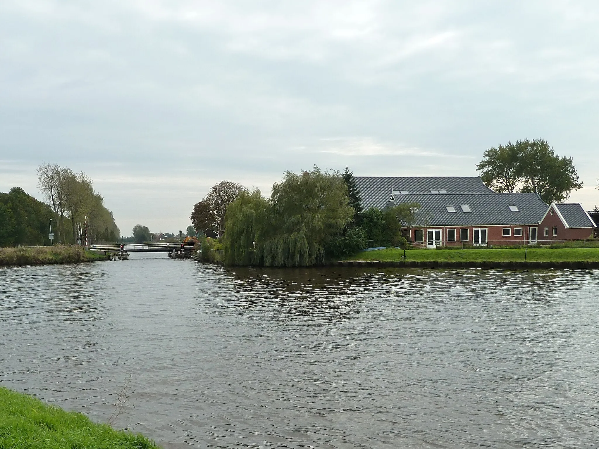 Photo showing: De Gabrug, de laatste brug over het Hoendiep bij de waterzuivering van Zuidhorn. Gezien vanaf Noordhornertolhek aan overzijde van het Van Starkenborghkanaal. Foto genomen in 2010. Voor dezelfde afbeelding in 2005, zie hier