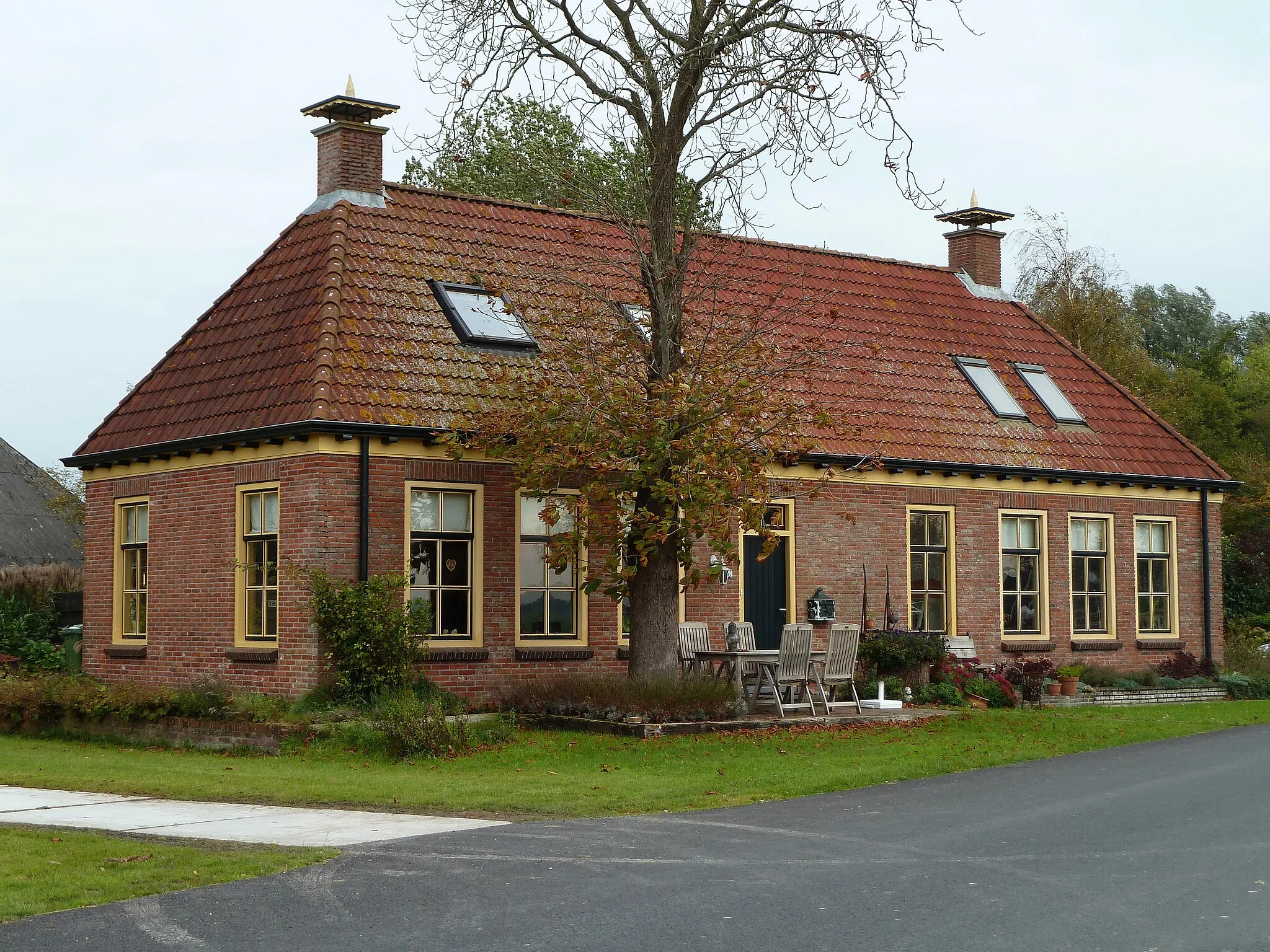 Photo showing: Voormalig tolhuis in het gehucht Noordhornertolhek aan het Van Starkenborghkanaal naast het industriegebied van Noordhorn.