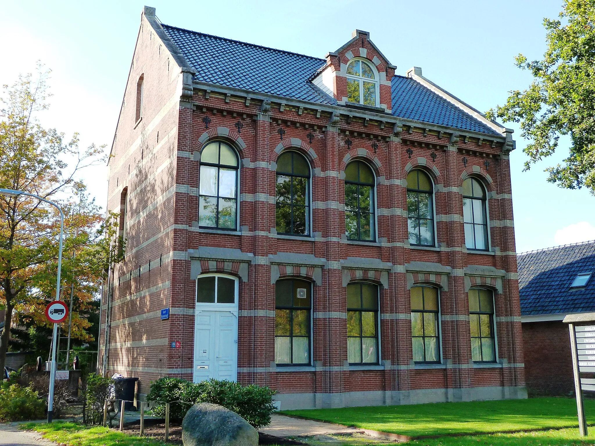 Photo showing: Voormalige kantongerecht van Zuidhorn. Gebouwd in 1883 in eclectische stijl met neo-gotische elementen naar een ontwerp van rijksbouwmeester Johan Metzelaar. In 1933 beëindigde het kantongerecht haar werkzaamheden. Later was er tot 2008 de muziekschool Westerkwartier gevestigd.