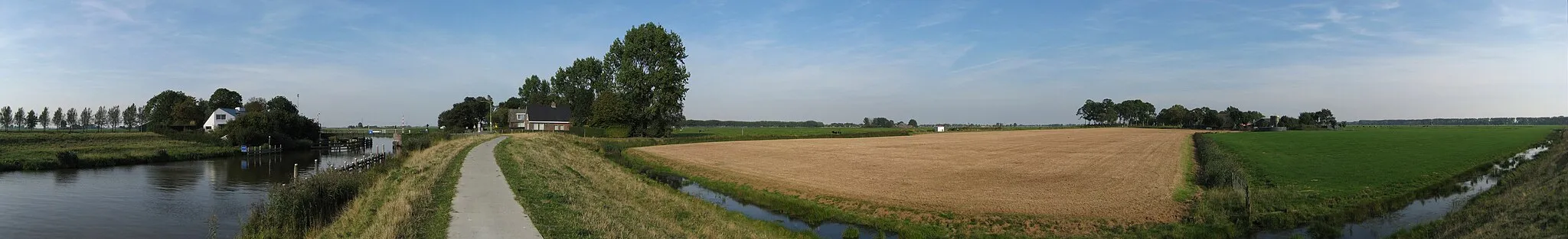 Photo showing: Wierumerschouw and Wierum, two hamlets on the Reitdiep in the Dutch province of Groningen.