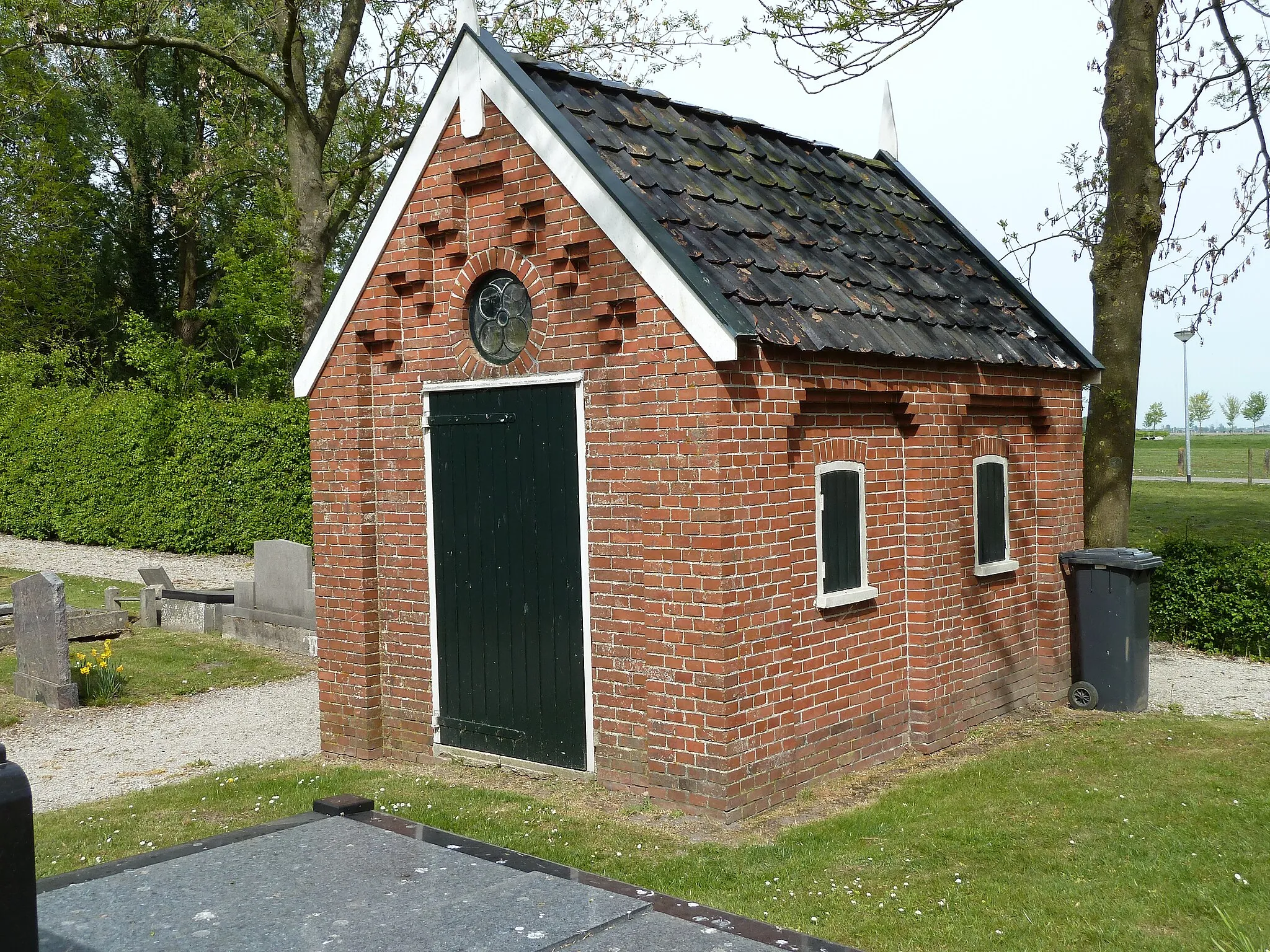 Photo showing: Baarhuisje op het kerkhof van Den Ham (Zuidhorn, Groningen, Nederland).