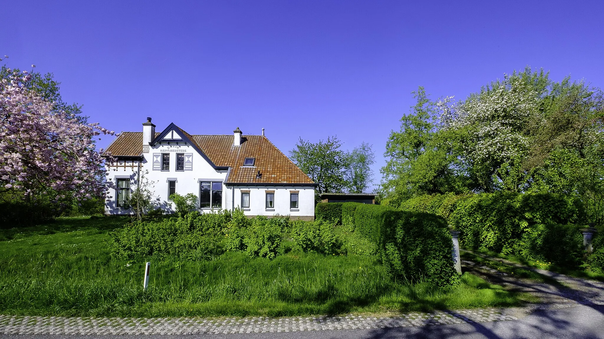 Photo showing: De 20e eeuwse villa Klein Reinghesstede aan de Oostumerweg 21 bij Oostum (Garnwerd, Winsum, Groningen, Nederland)