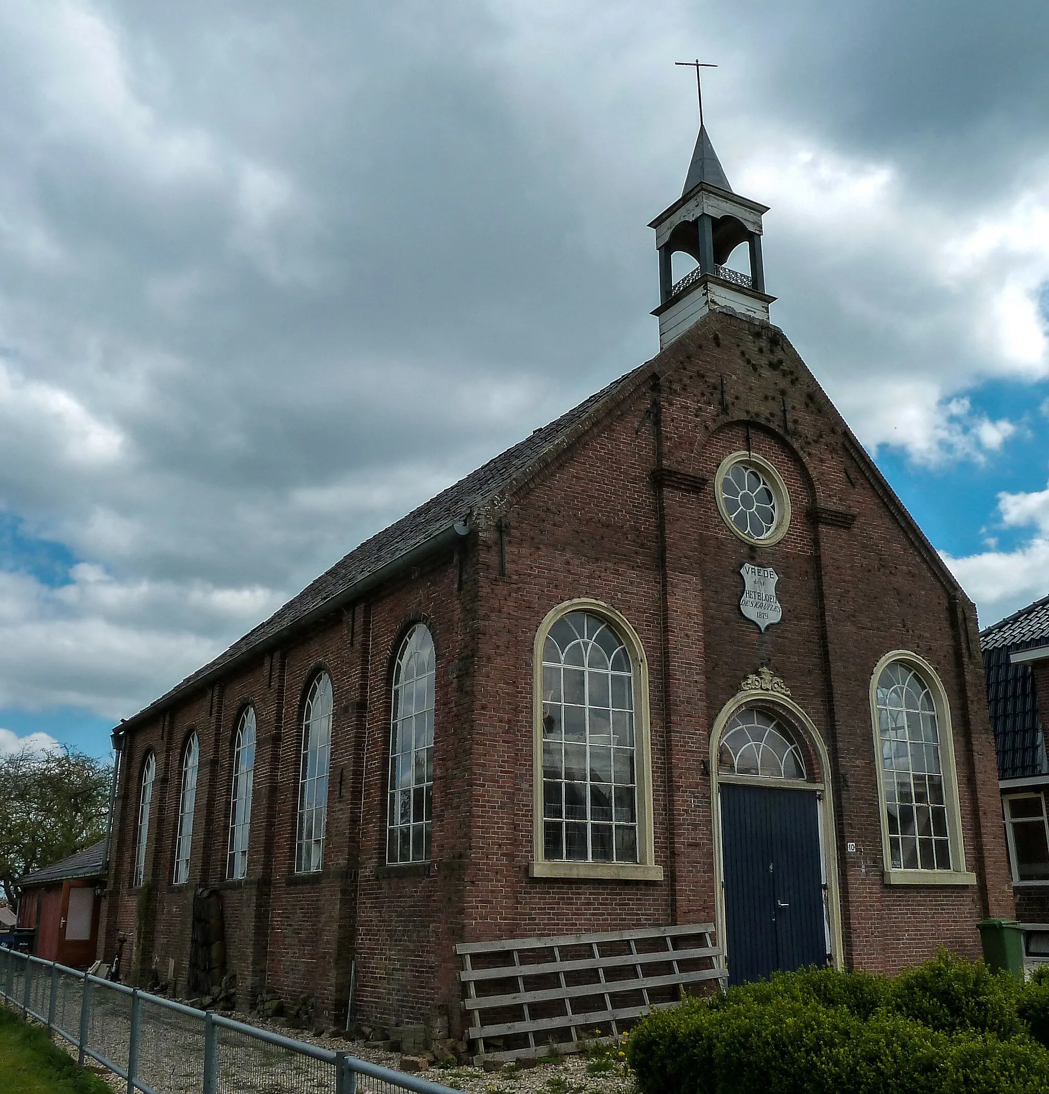 Photo showing: Voormalige gereformeerde kerk van Overschild met op de achtergrond de voormalige consistorie