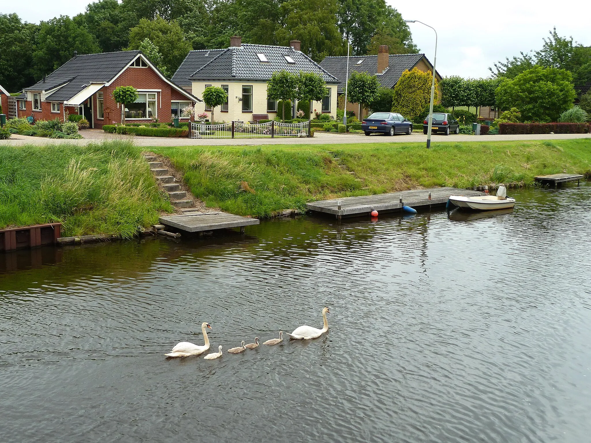 Photo showing: Huizen aan het Afwateringskanaal van Duurswold in Meedhuizen.